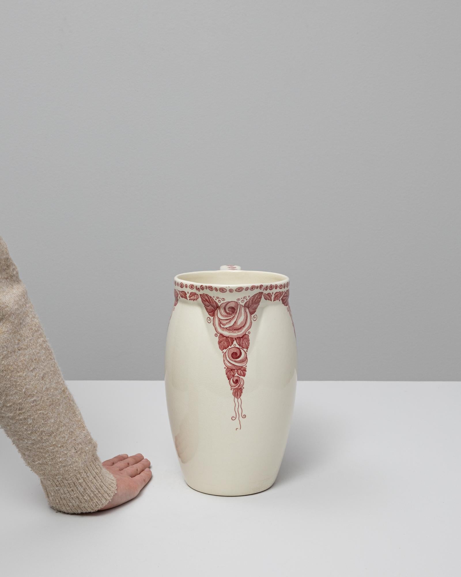 Chinoiseries Pichet en céramique chinoise rouge belge du 20e siècle en vente