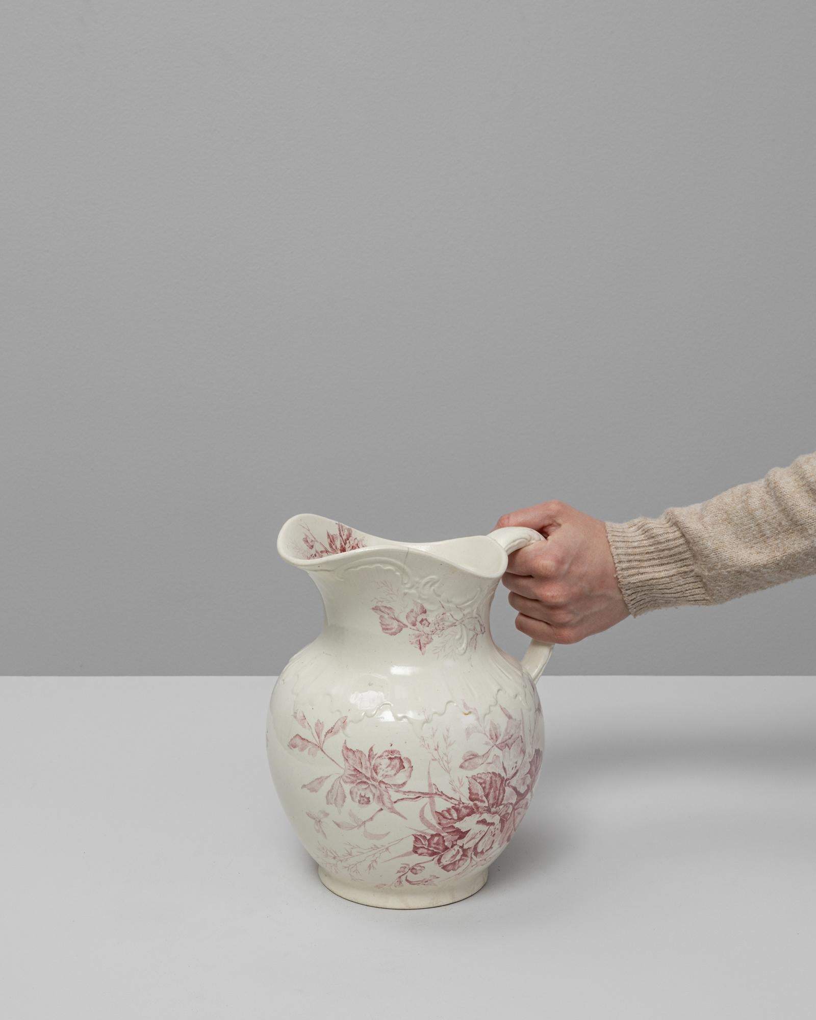 Pichet en céramique chinoise rouge belge du 20e siècle Bon état - En vente à High Point, NC