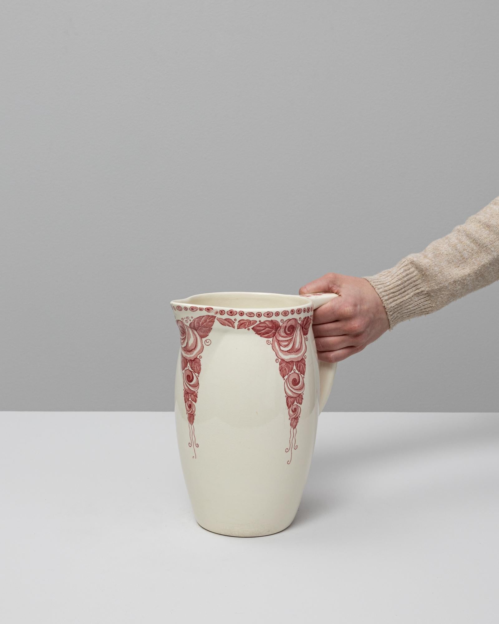 Pichet en céramique chinoise rouge belge du 20e siècle Bon état - En vente à High Point, NC