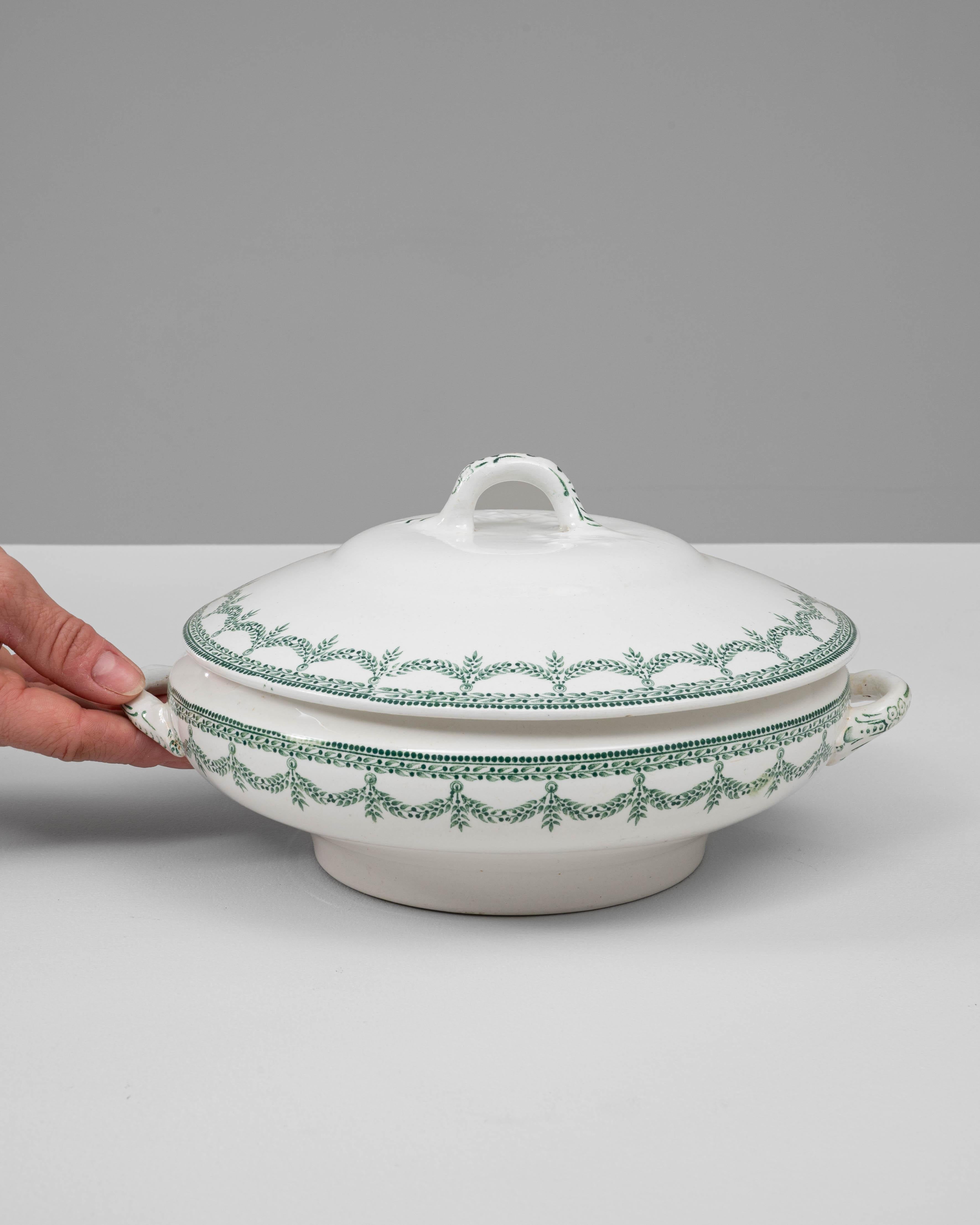 Soupière en porcelaine belge du 20e siècle, édition spéciale, avec couvercle Bon état - En vente à High Point, NC