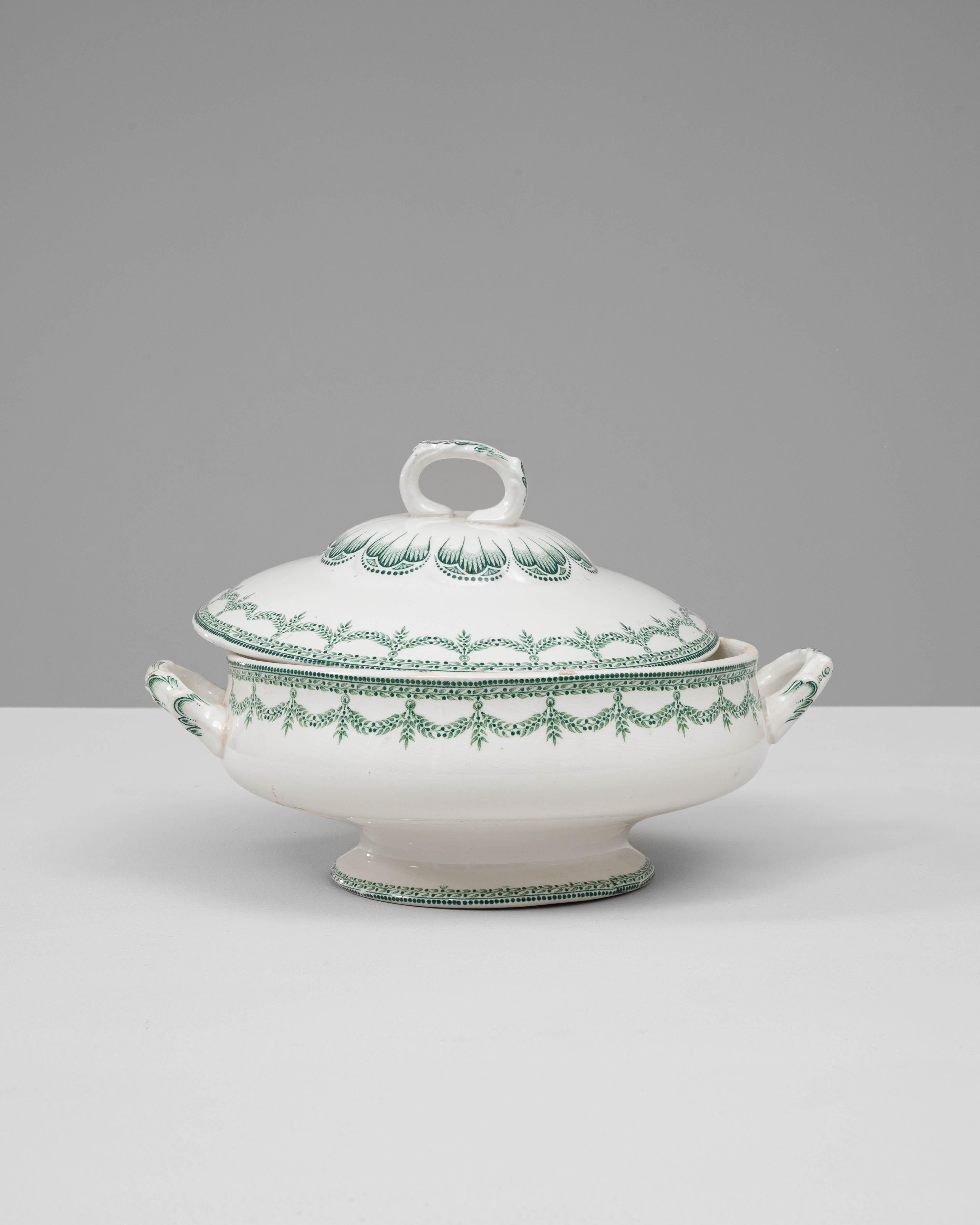 Soupière en porcelaine belge du 20e siècle, édition spéciale, avec couvercle Bon état - En vente à High Point, NC