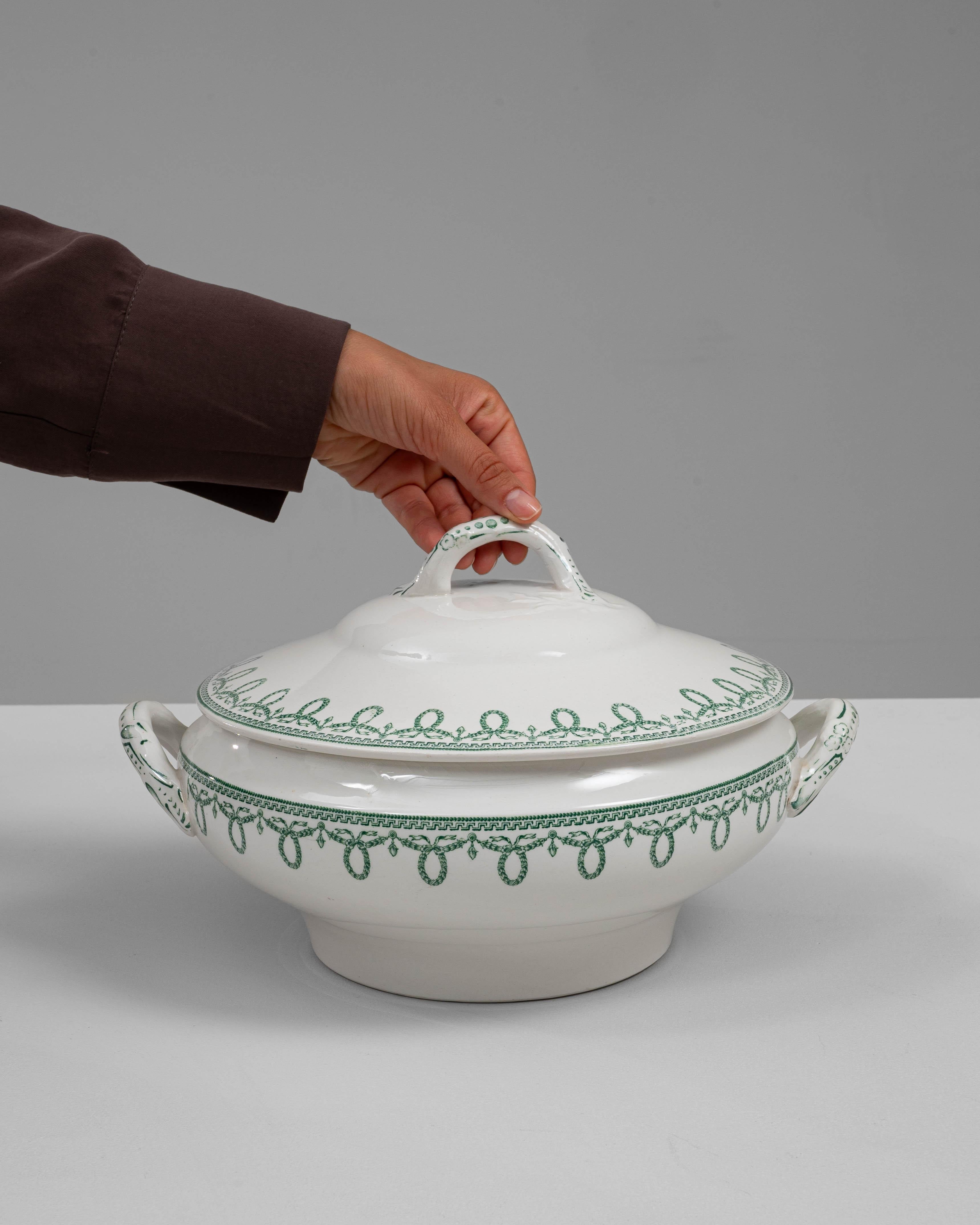 Soupière en porcelaine avec couvercle, édition spéciale belge du 20e siècle Bon état - En vente à High Point, NC