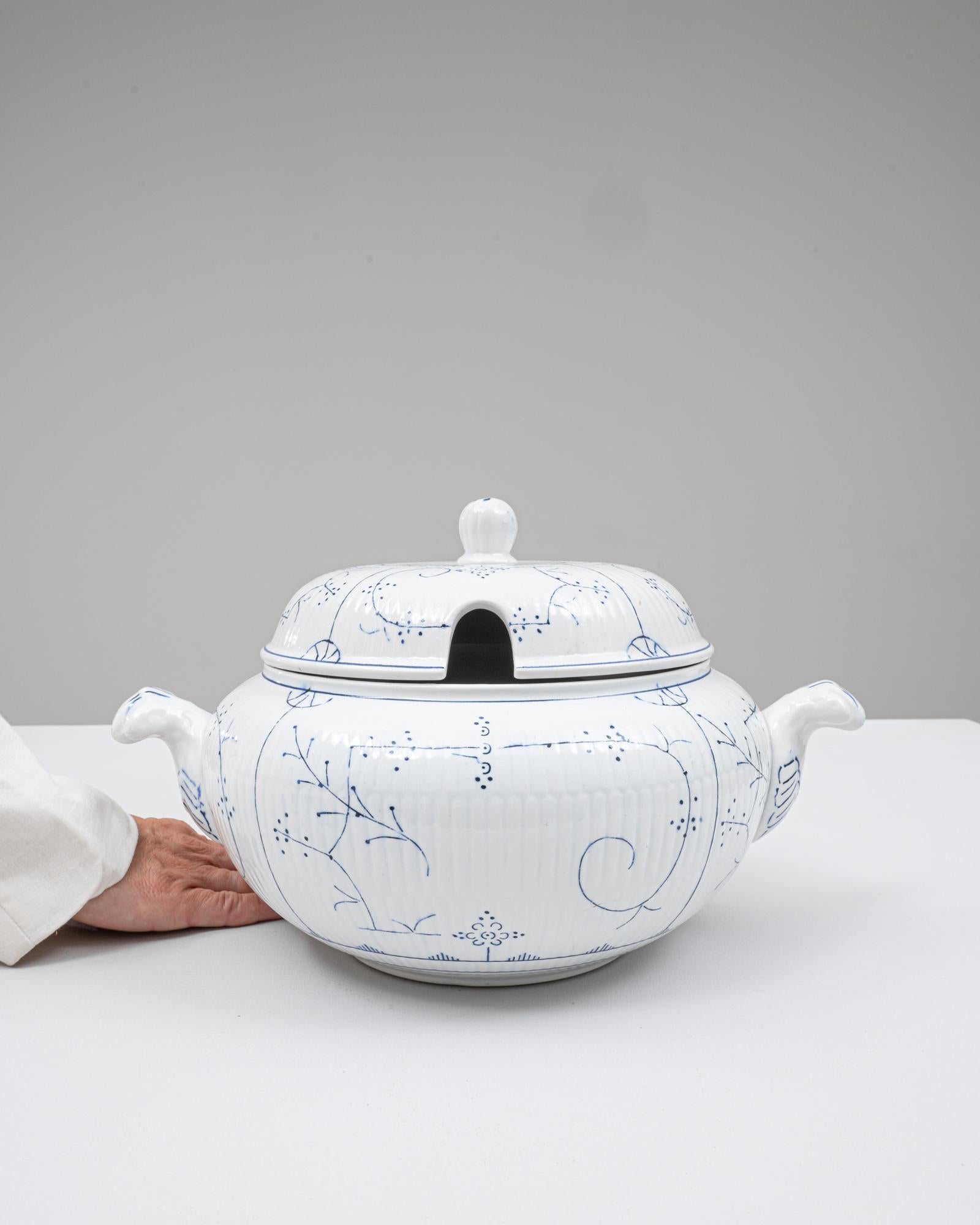 Soupière en porcelaine avec couvercle, édition spéciale belge du 20e siècle Bon état - En vente à High Point, NC