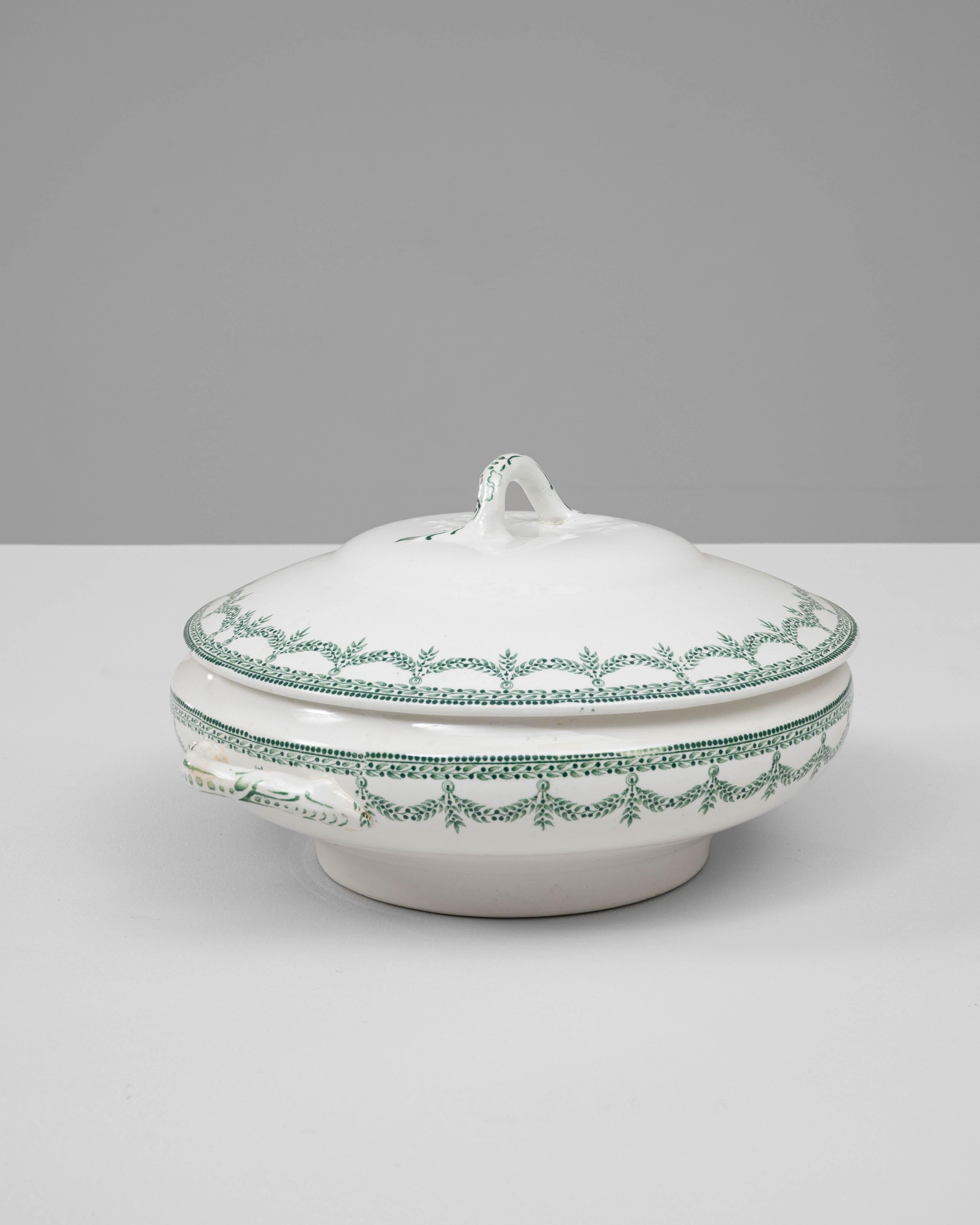 20ième siècle Soupière en porcelaine belge du 20e siècle, édition spéciale, avec couvercle en vente