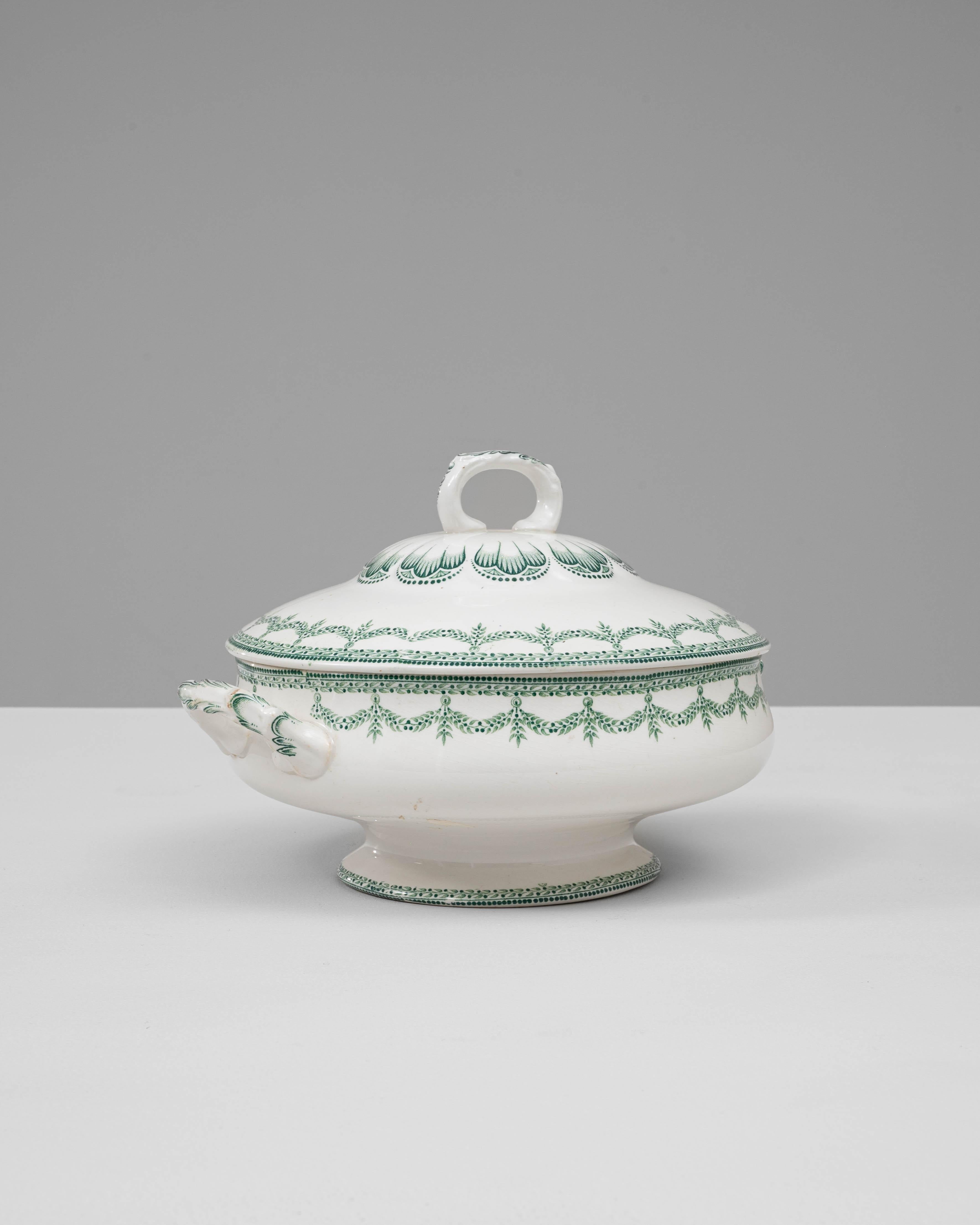 20ième siècle Soupière en porcelaine belge du 20e siècle, édition spéciale, avec couvercle en vente