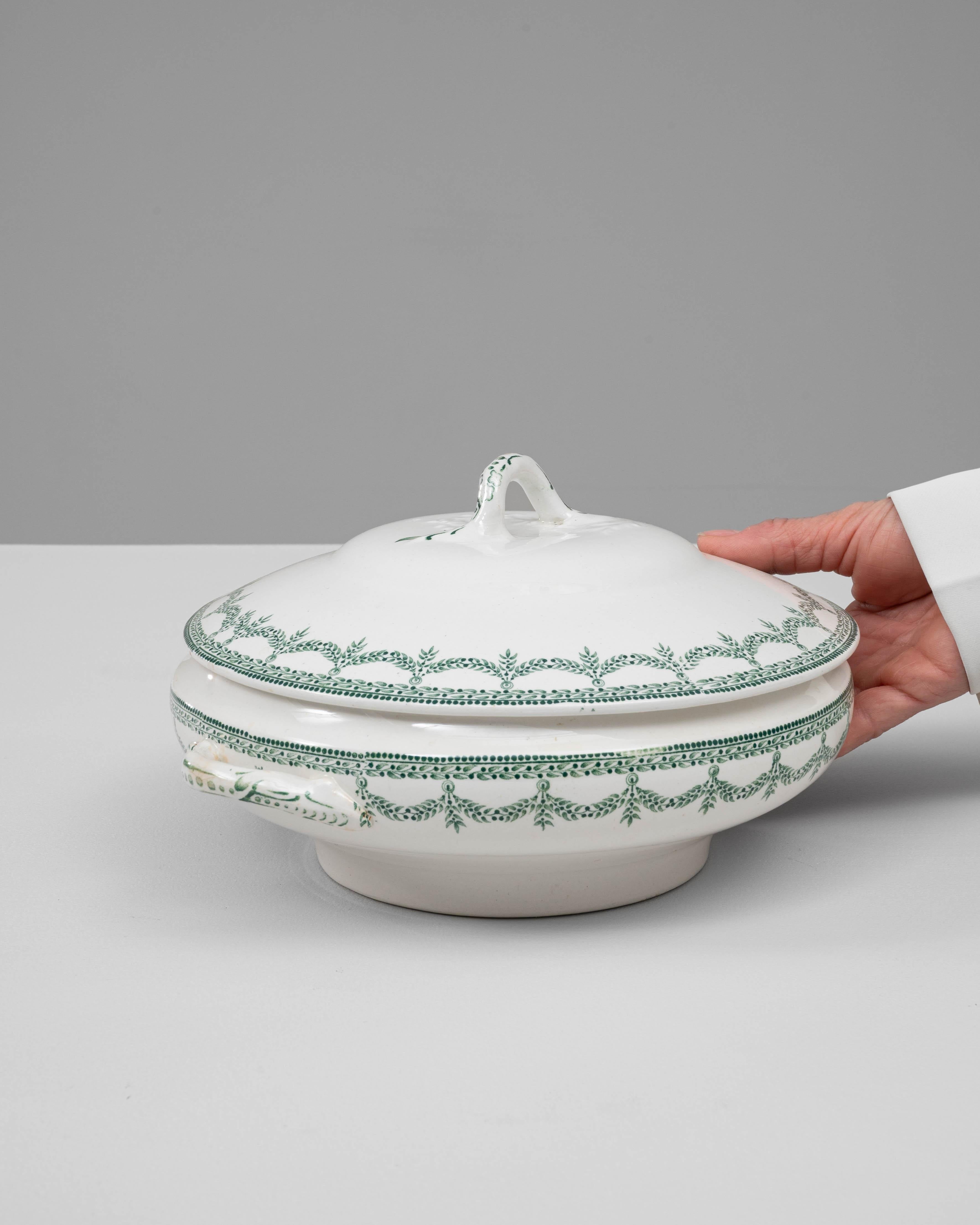 Porcelaine Soupière en porcelaine belge du 20e siècle, édition spéciale, avec couvercle en vente