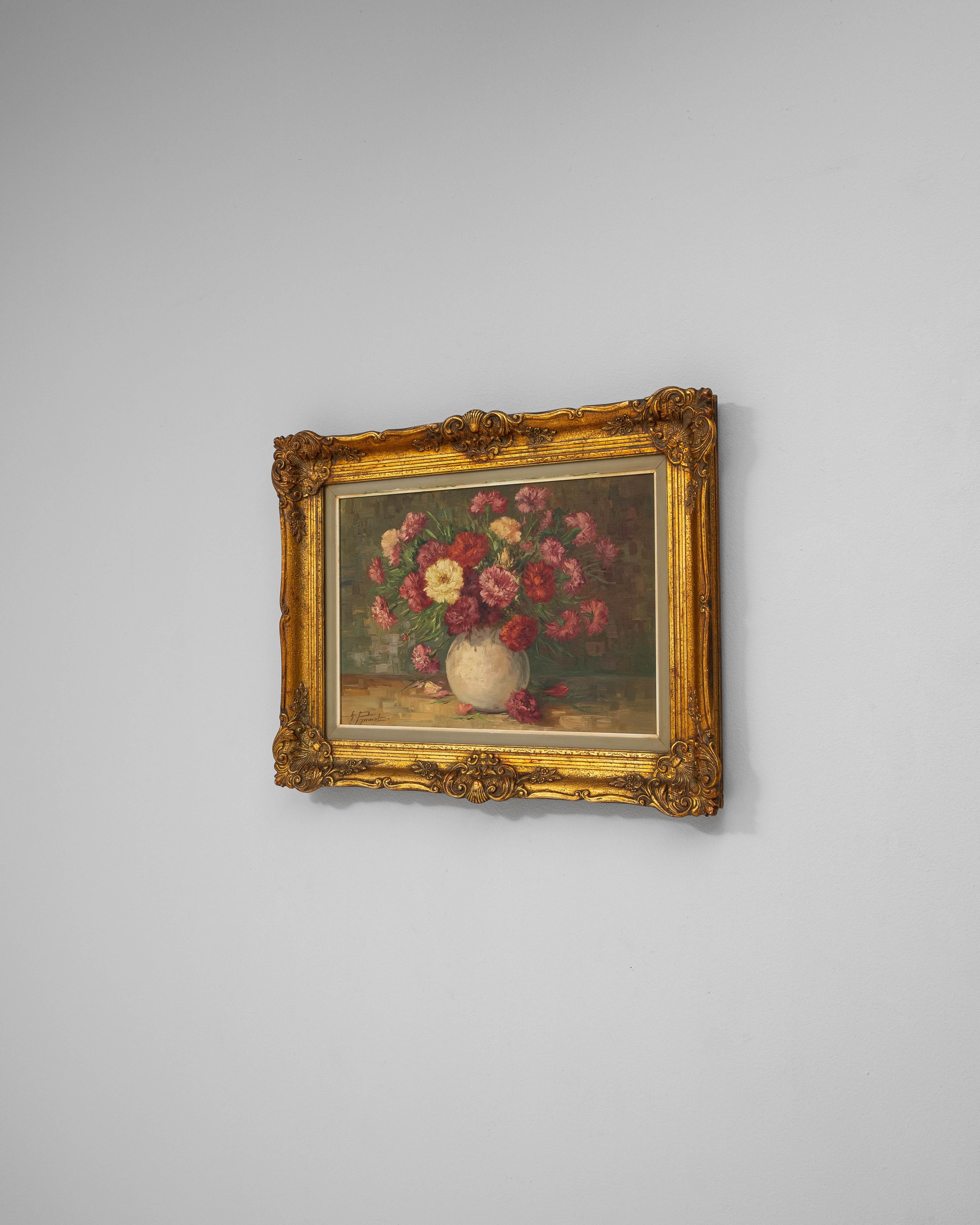 Cette nature morte belge du 20e siècle présente une composition luxuriante d'œillets et de fleurs de jardin rassemblés dans un vase arrondi en céramique. Des rouges riches, des roses tendres, des jaunes crémeux et des touches de vert sont superposés