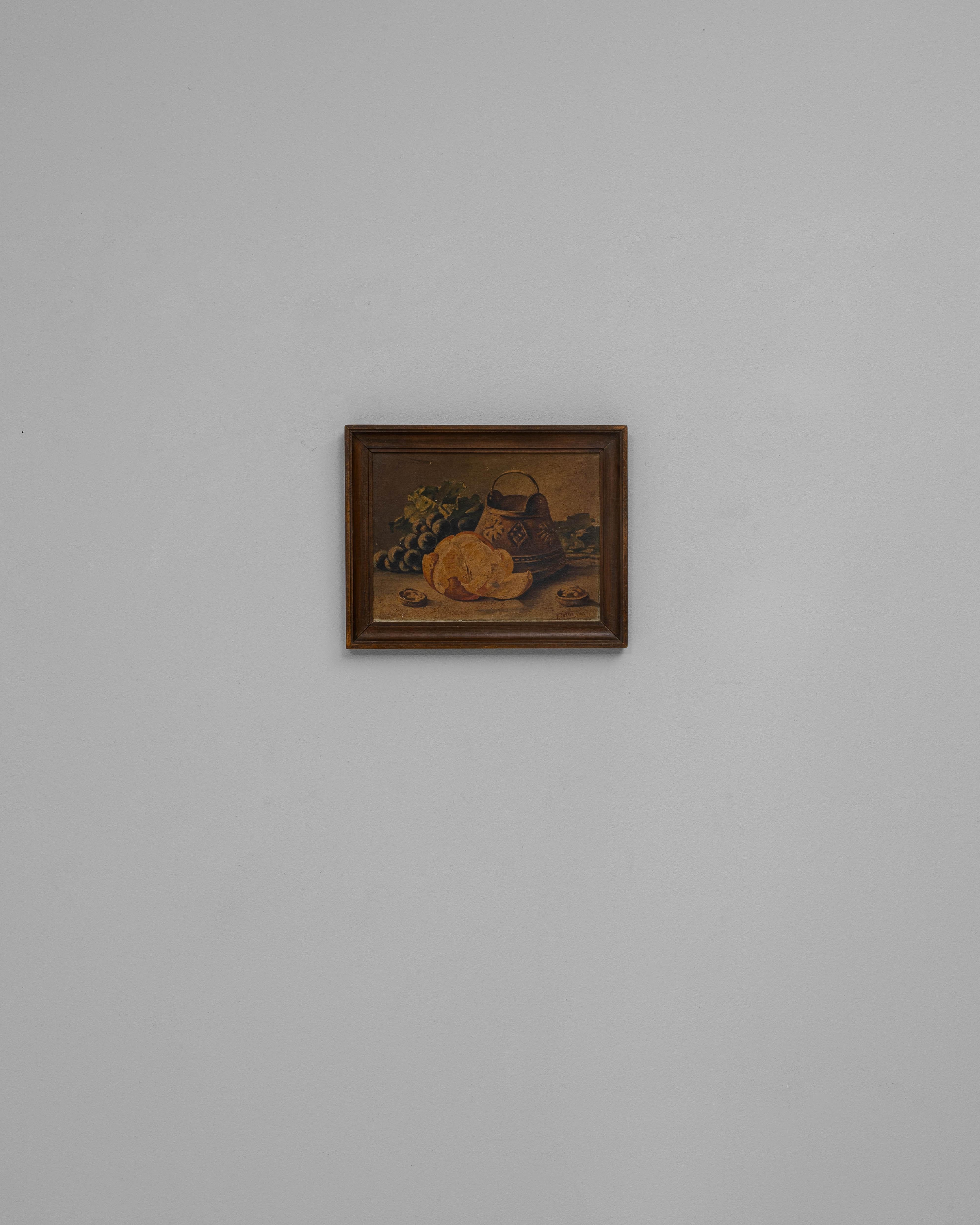 Cette nature morte belge du XXe siècle présente une composition chaleureuse et traditionnelle centrée sur les fruits et la vaisselle, rendue dans des tons terreux qui évoquent une sensibilité européenne classique. Un melon coupé en deux, des grappes