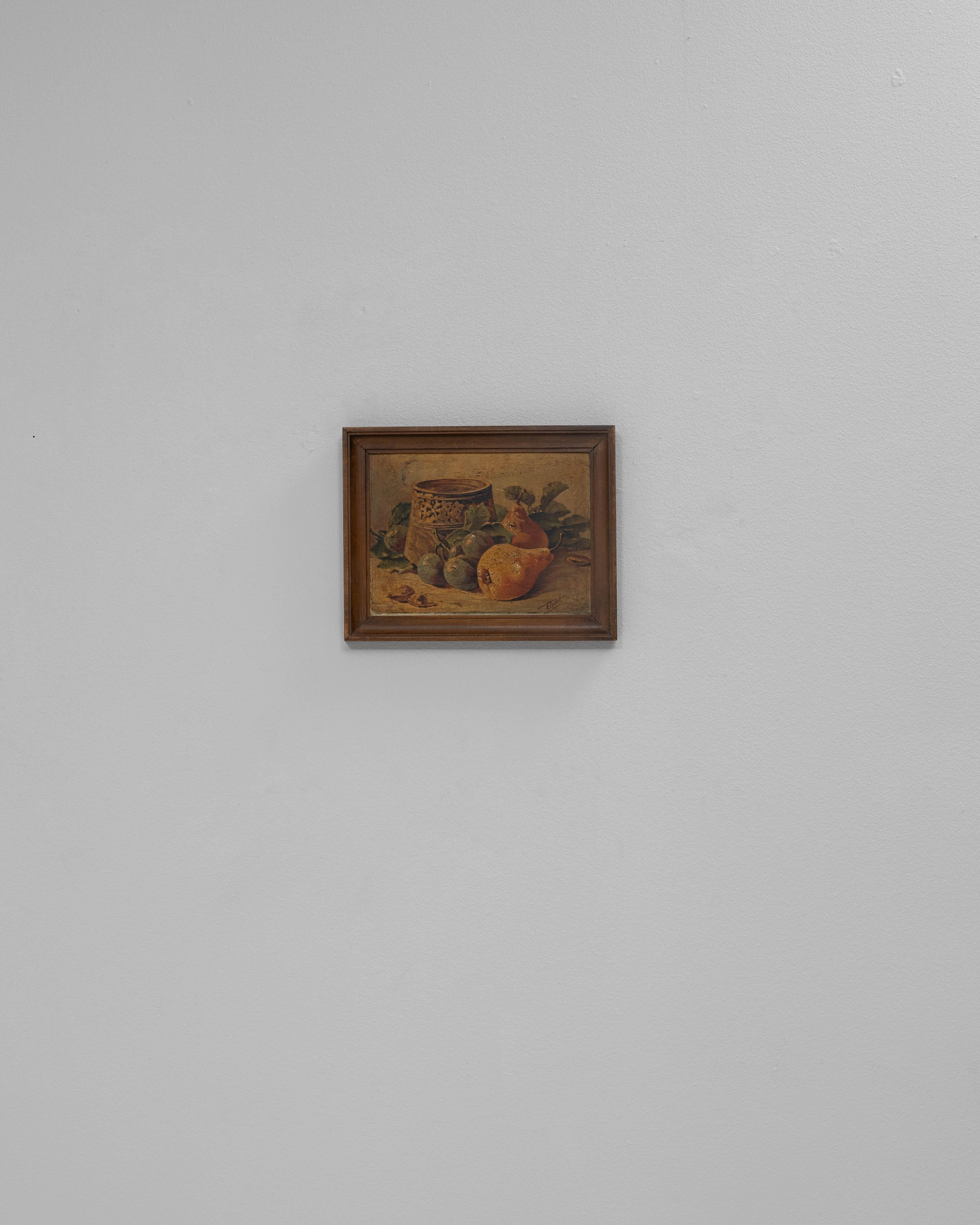 Cette nature morte belge du XXe siècle présente une composition chaleureuse et contemplative composée de fruits, de feuilles et d'un récipient tressé disposés avec un équilibre tranquille. L'utilisation par l'artiste de tons terreux - oranges dorés,