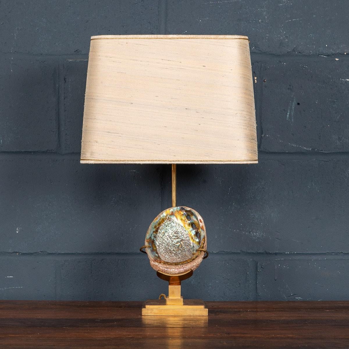 Une lampe de table (ou abat-jour) très rare réalisée par le célèbre designer belge Willy Daros vers la fin des années 1960. La base de la lampe en laiton incorpore une coquille d'ormeau au milieu. La couche de nacre interne très irisée de la