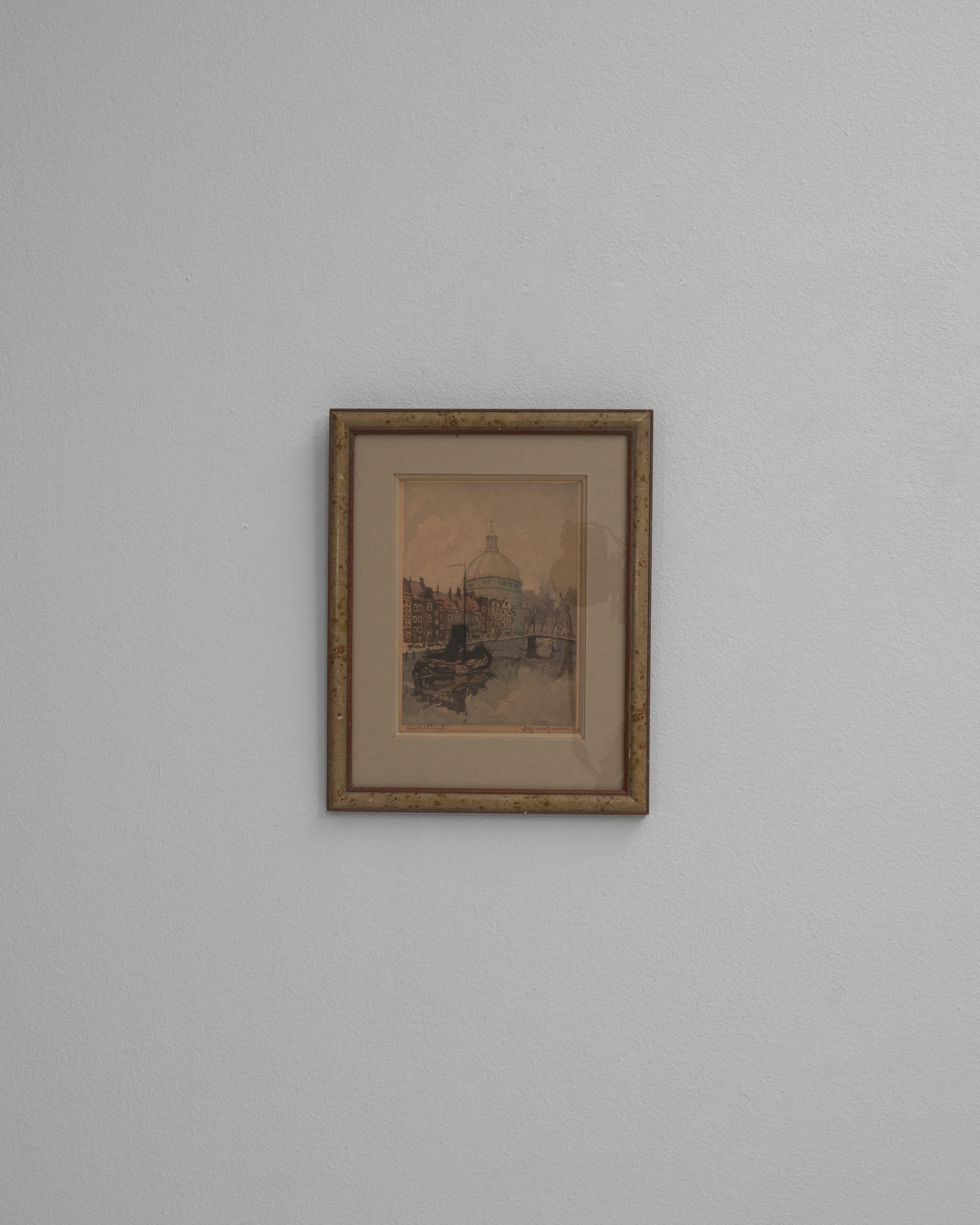 Cet art mural belge du 20e siècle avec cadre en bois présente une scène architecturale délicate rendue dans des tons doux et sourds. Telle une impression colorée à la main ou une aquarelle, la composition capture un paysage de rue européen