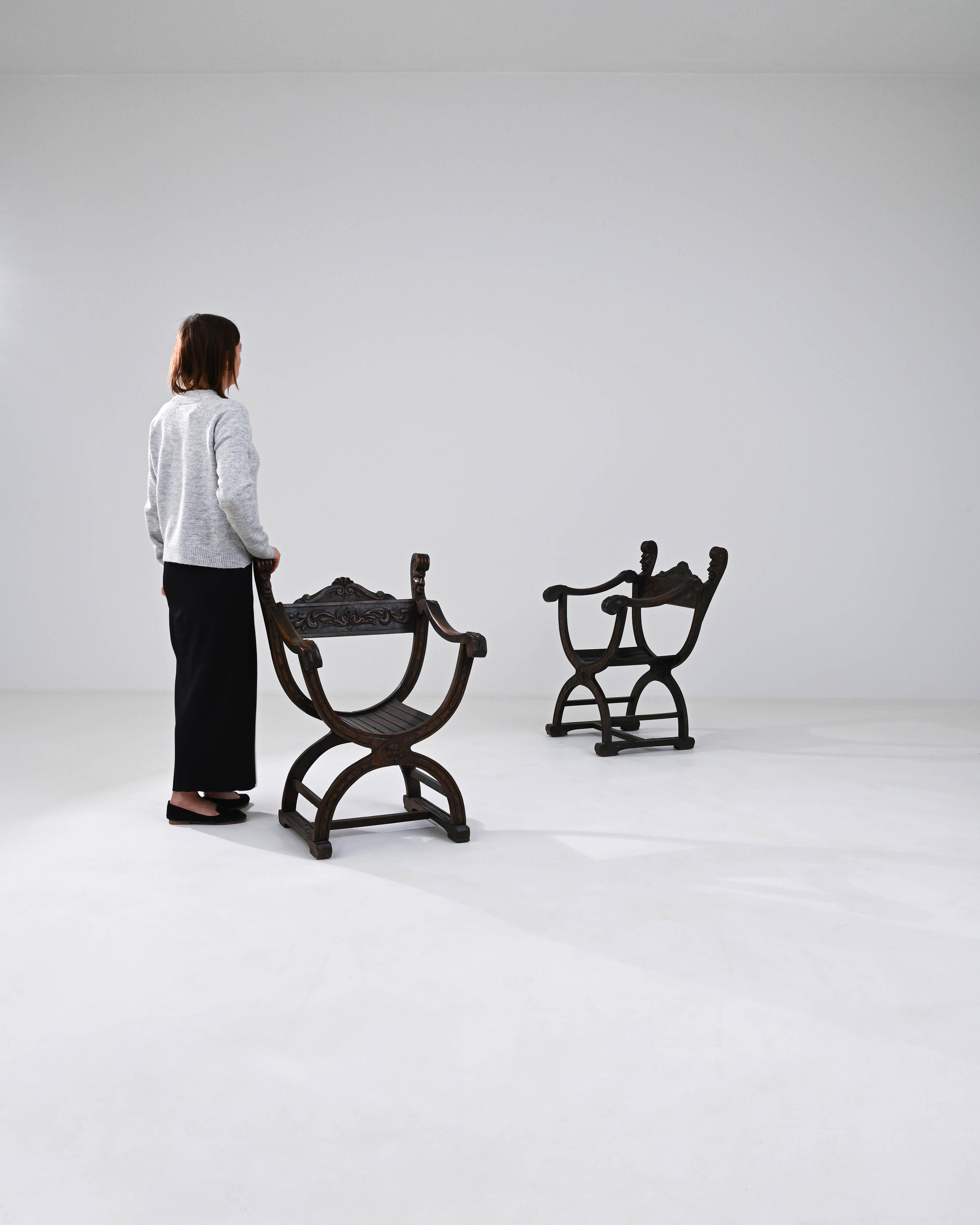 Découvrez la grandeur discrète de cette paire de fauteuils en bois belge du XXe siècle, un duo qui respire l'élégance classique et le charme robuste. Les chaises sont une symphonie de bois sombre et poli, avec des courbes et des arcs qui évoquent