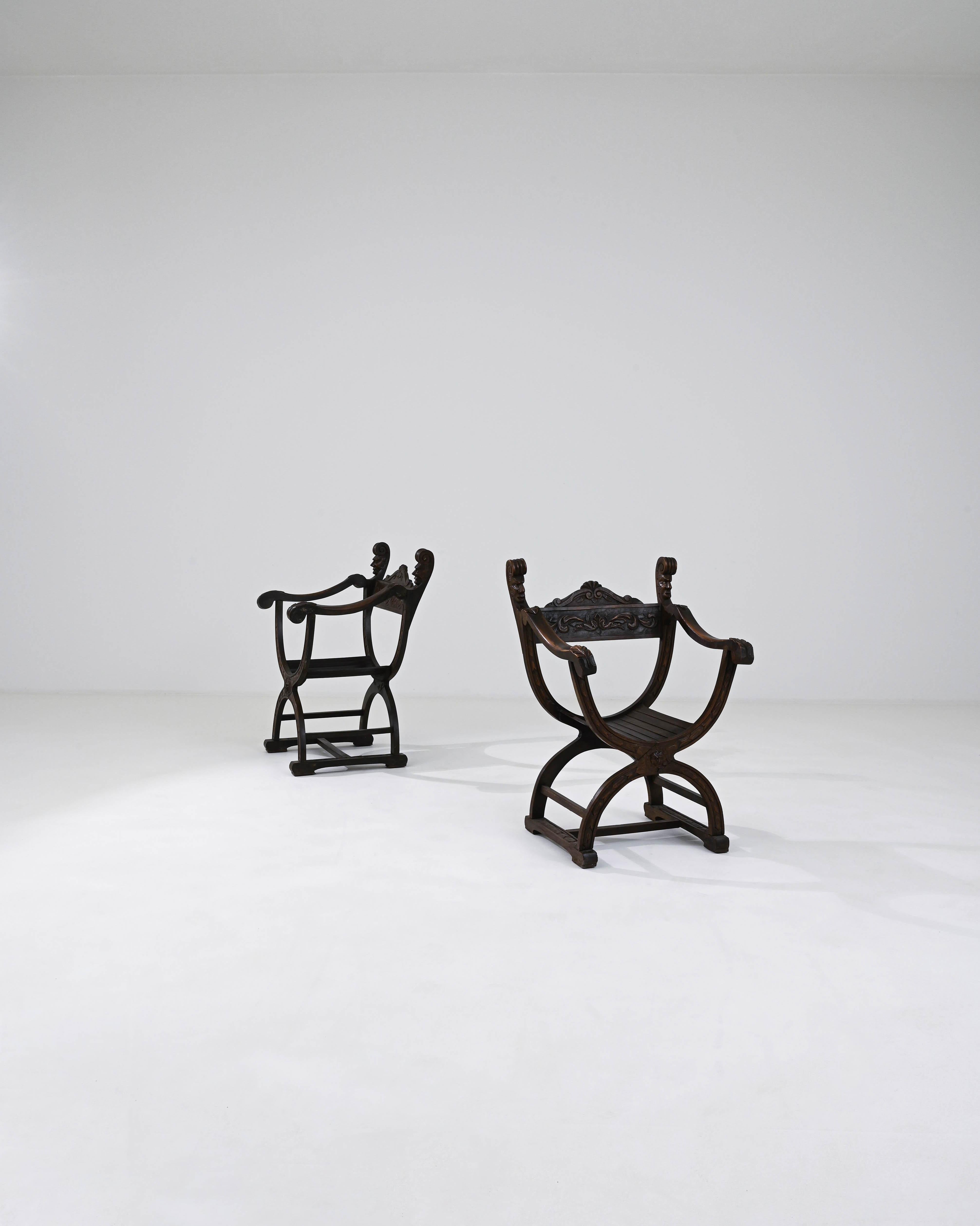 Belge  Paire de fauteuils en bois belge du 20e siècle en vente