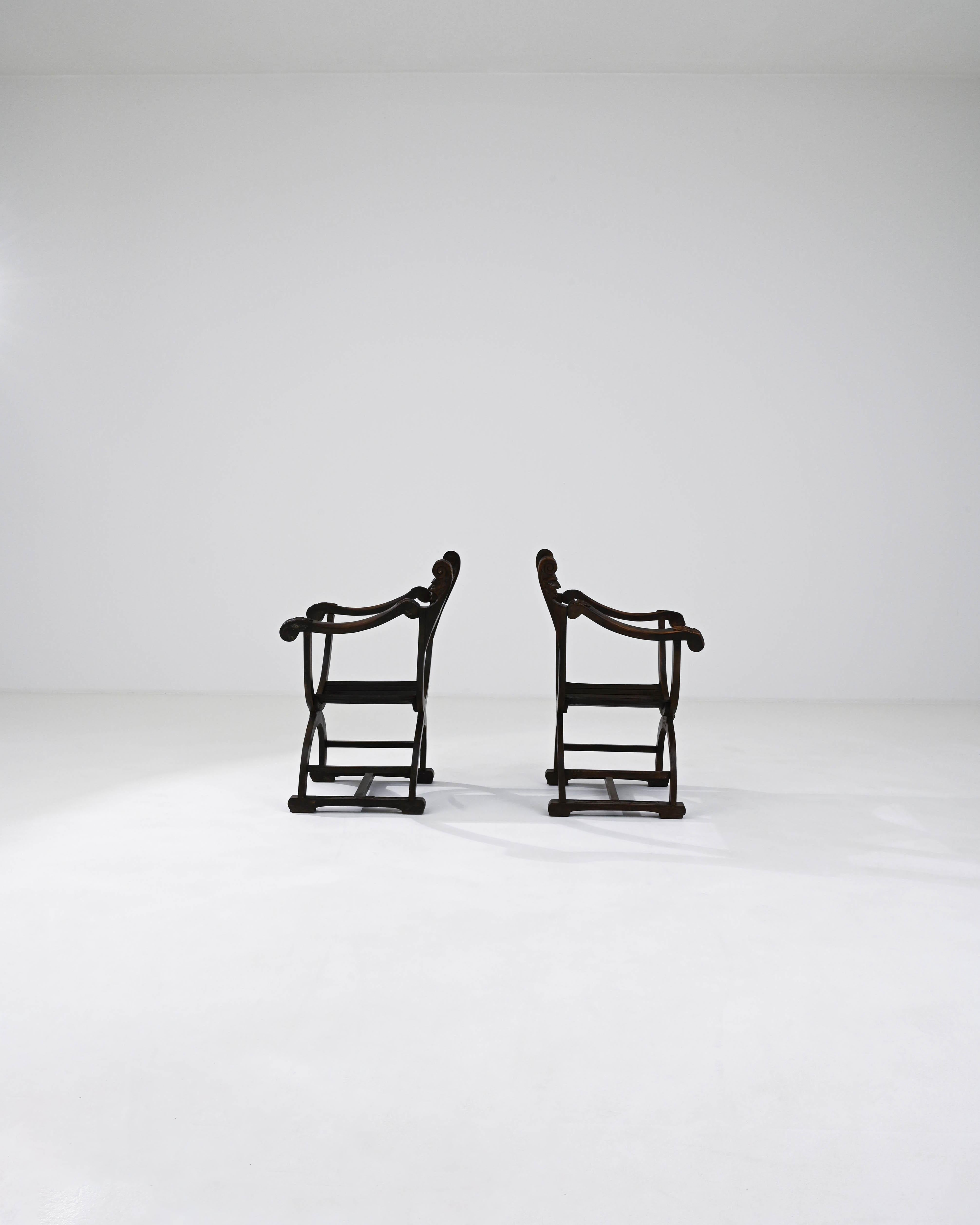  Paire de fauteuils en bois belge du 20e siècle Bon état - En vente à High Point, NC