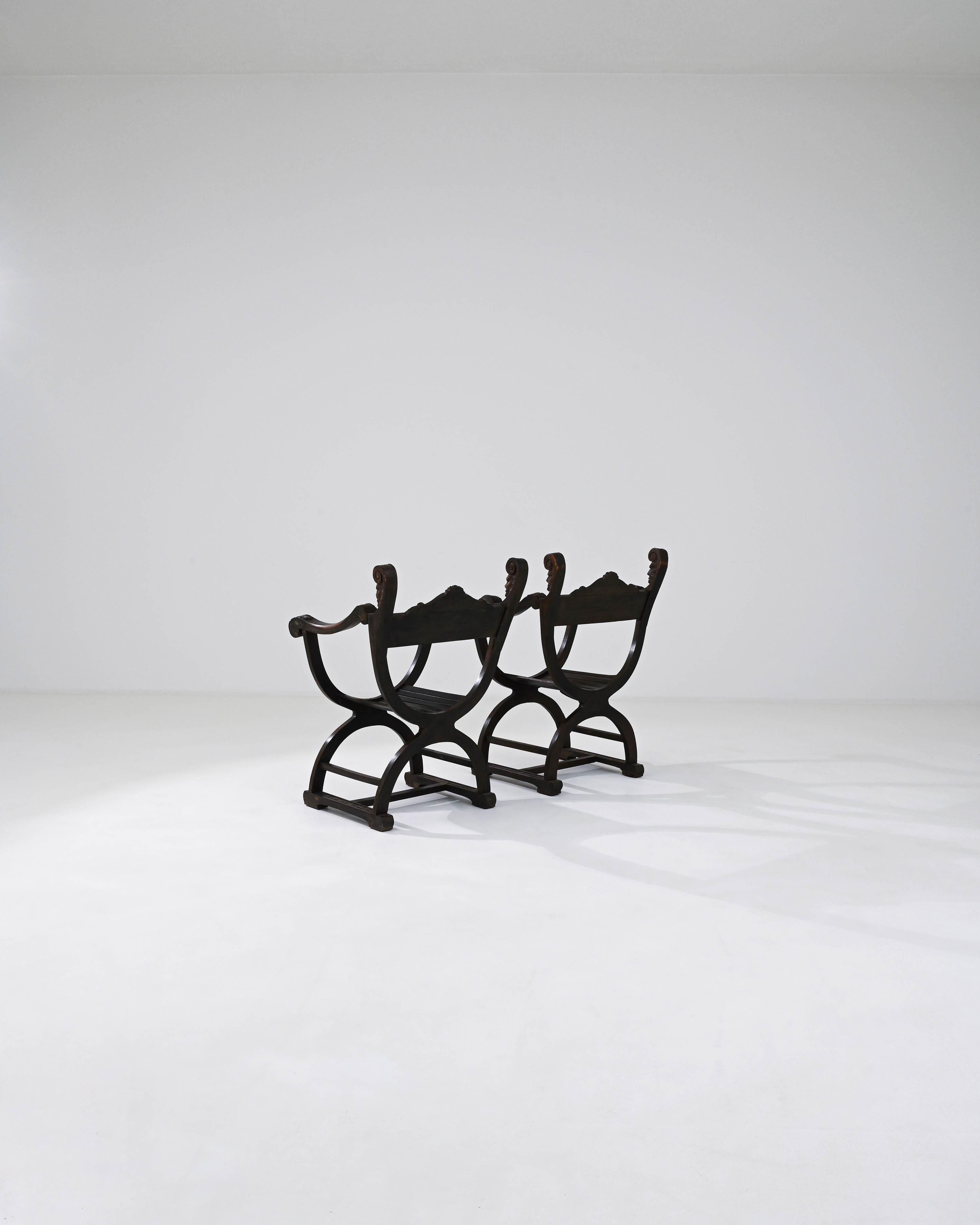 20ième siècle  Paire de fauteuils en bois belge du 20e siècle en vente