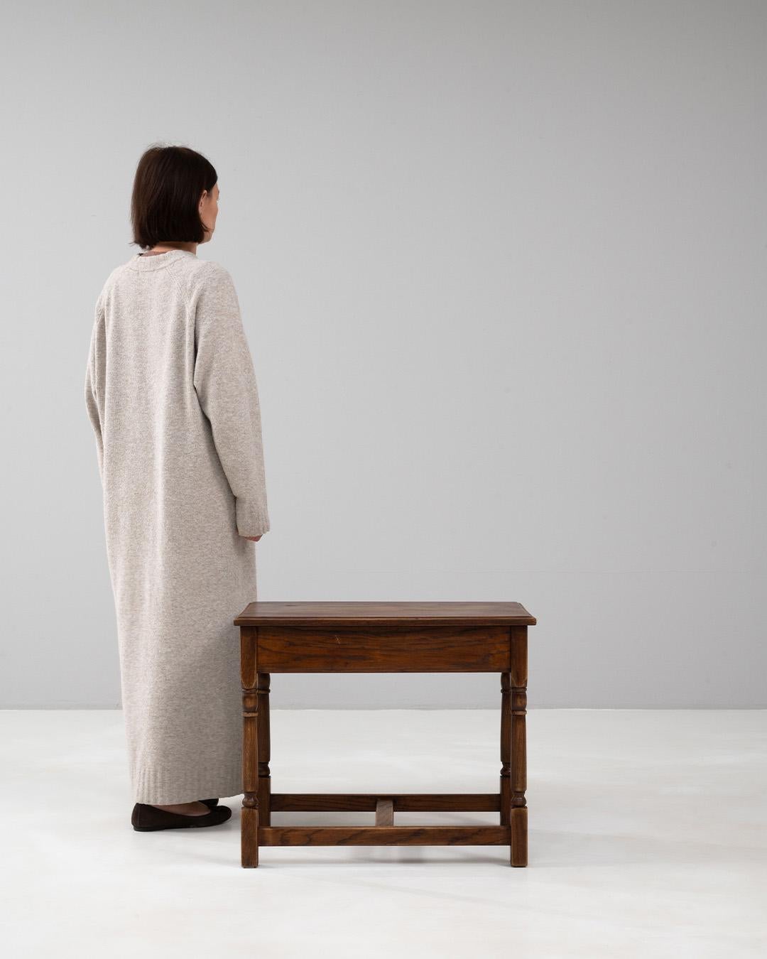 Belge Table basse en bois belge du 20e siècle, patine d'origine en vente