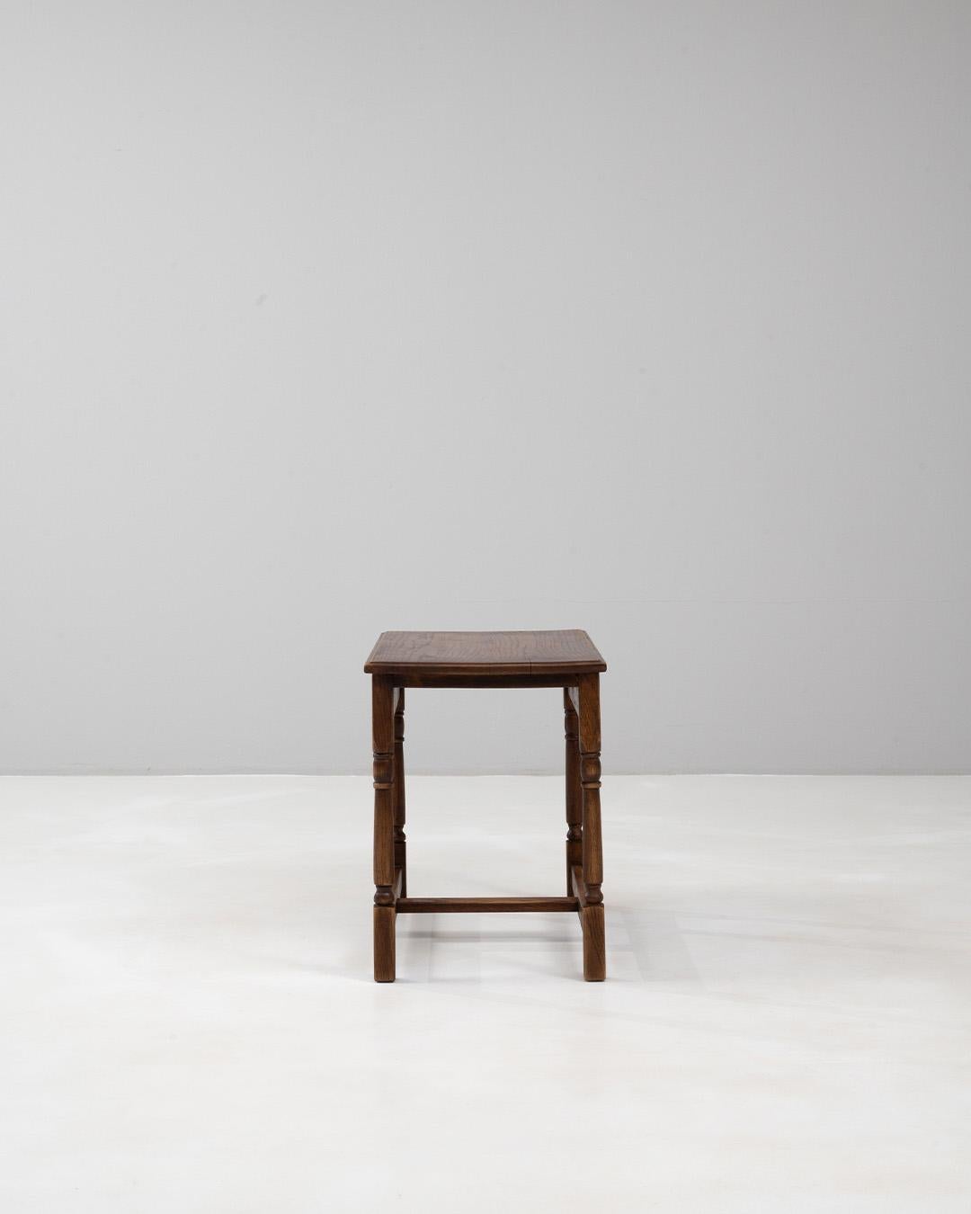 Table basse en bois belge du 20e siècle, patine d'origine Bon état - En vente à High Point, NC