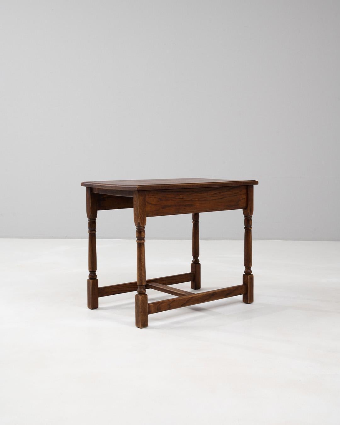 Table basse en bois belge du 20e siècle, patine d'origine en vente 1