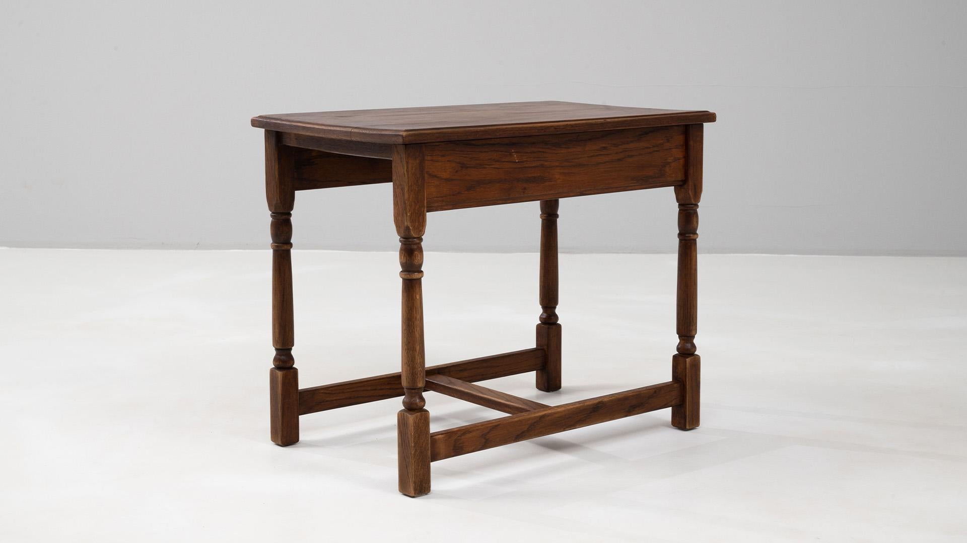 Table basse en bois belge du 20e siècle, patine d'origine en vente 2
