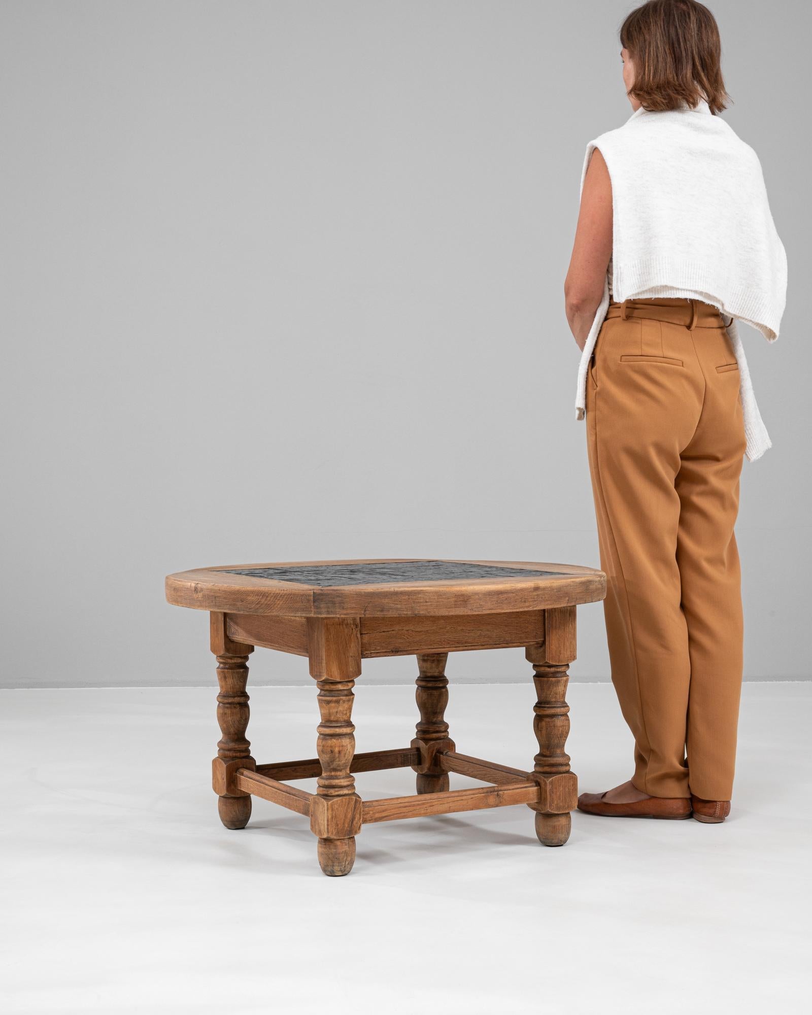 Table basse en bois belge du 20e siècle avec plateau en ardoise Bon état - En vente à High Point, NC