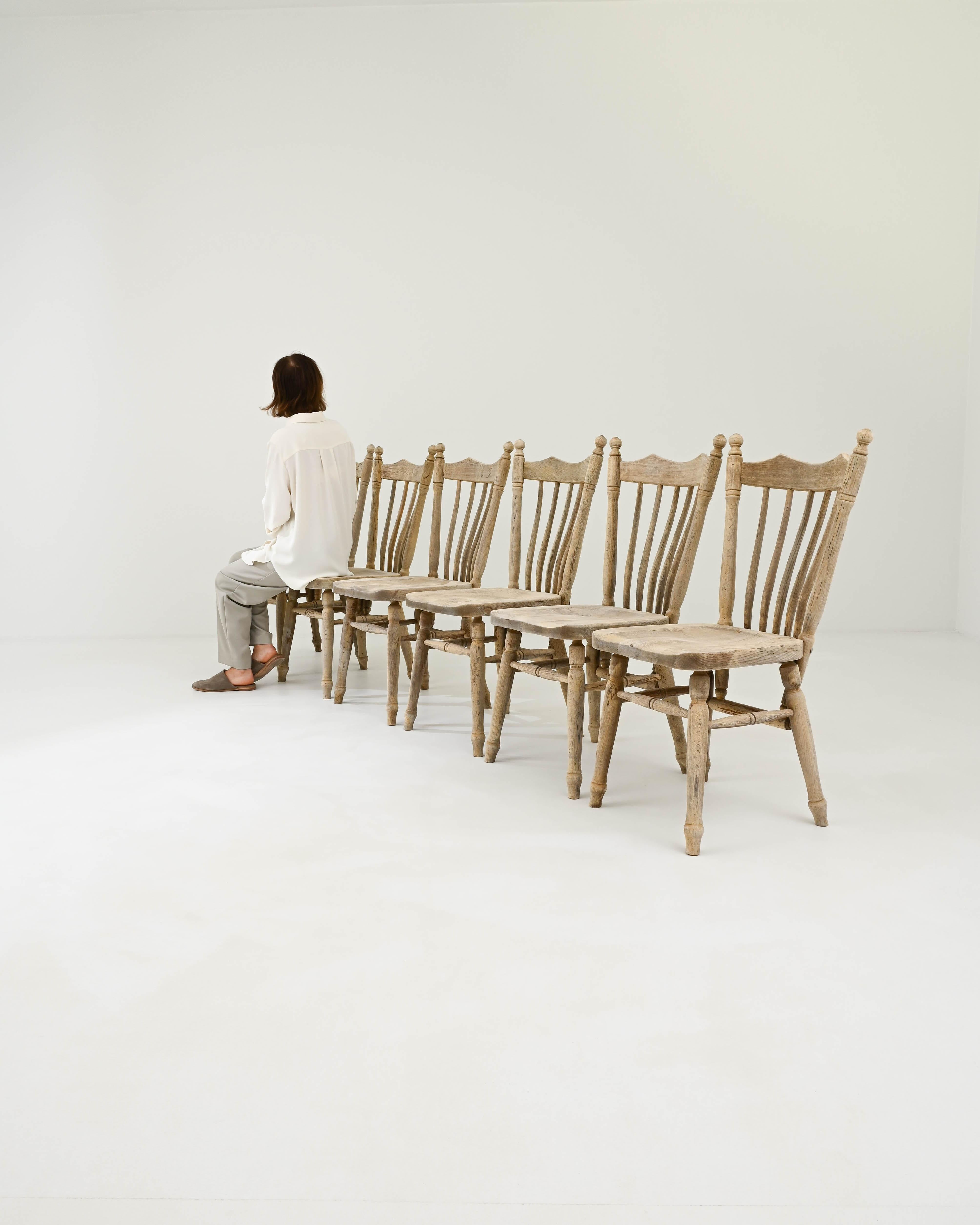 Chaises de salle à manger en bois belge du 20e siècle, ensemble de six chaises en vente 2