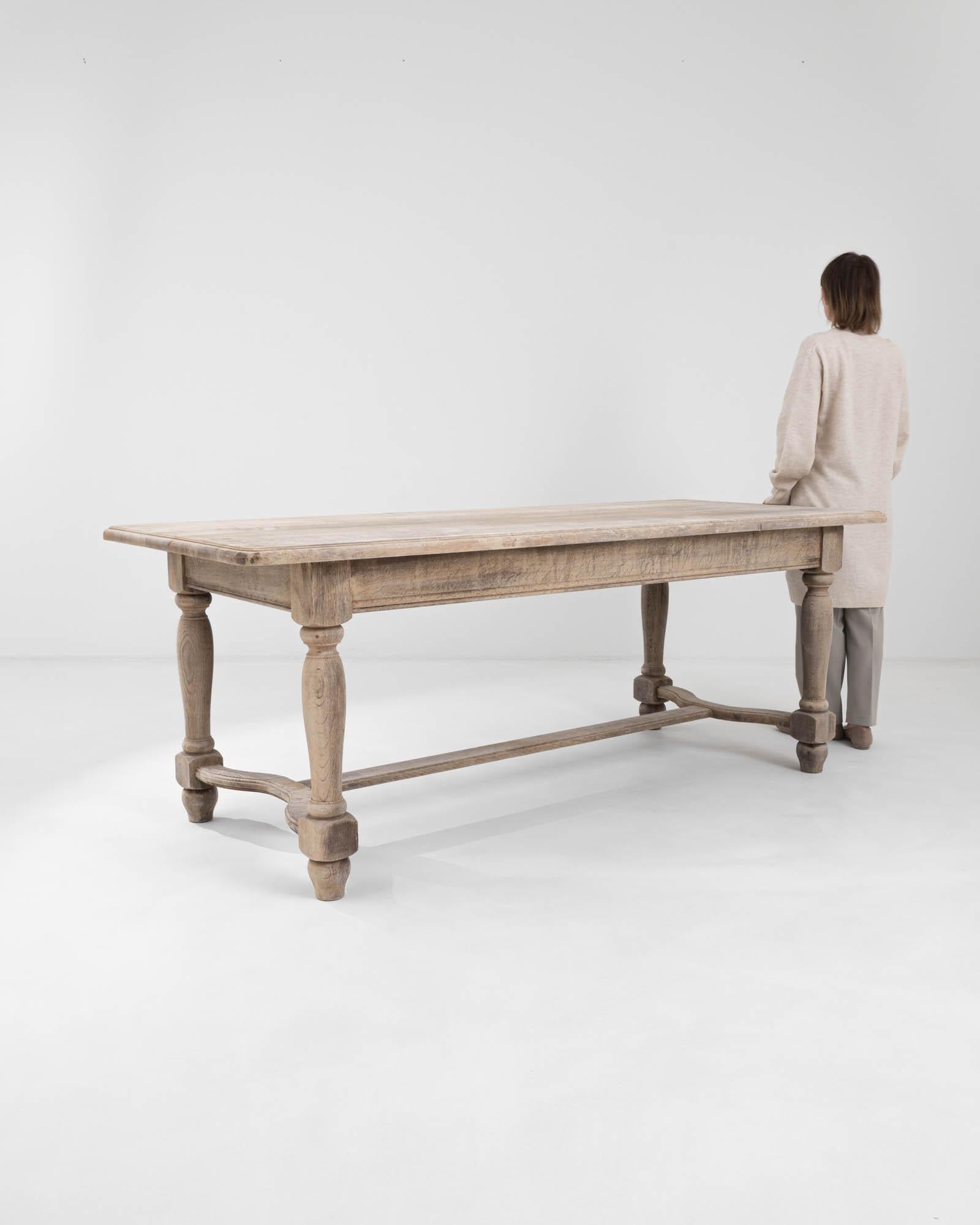 Blanchi Table de salle à manger en bois belge du 20e siècle en vente