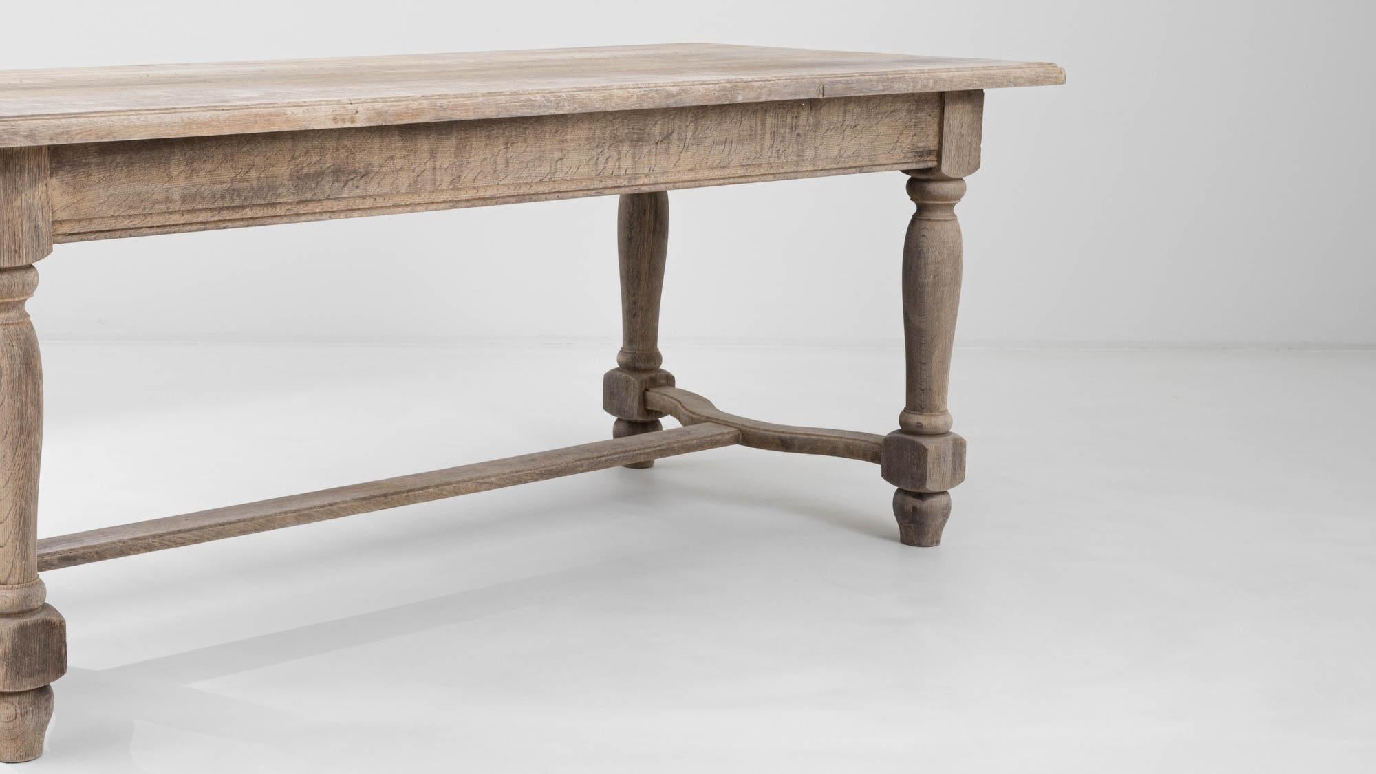 20ième siècle Table de salle à manger en bois belge du 20e siècle en vente