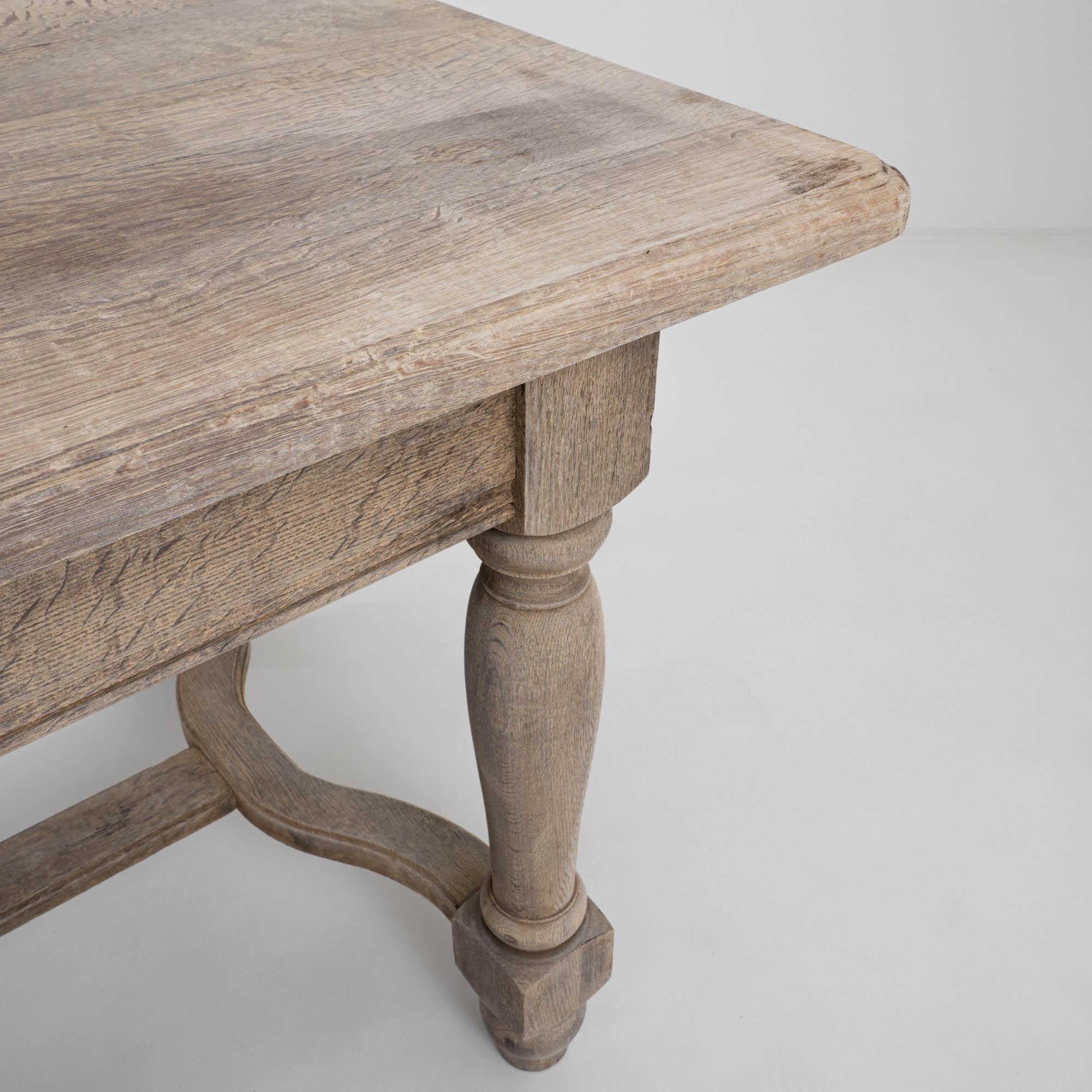 Chêne Table de salle à manger en bois belge du 20e siècle en vente
