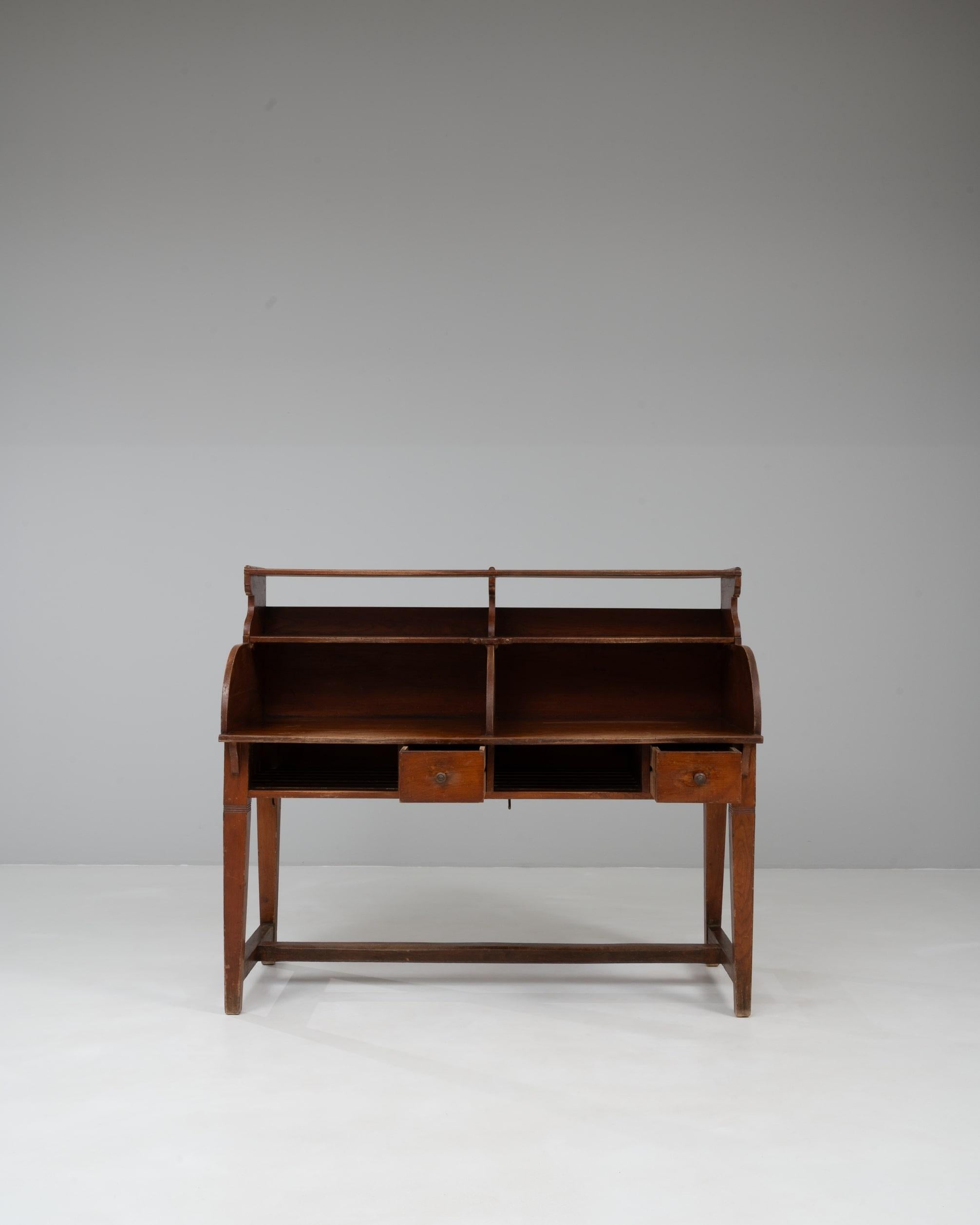 20. Jahrhundert belgischen hölzernen Sekretär Schreibtisch in Original-Patina (Belgisch) im Angebot