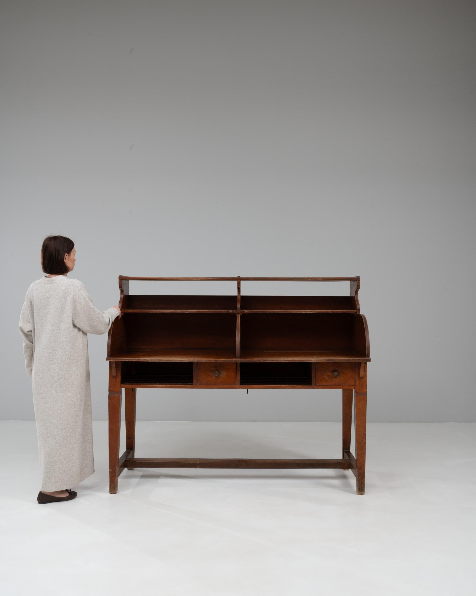 20. Jahrhundert belgischen hölzernen Sekretär Schreibtisch in Original-Patina im Zustand „Gut“ im Angebot in High Point, NC