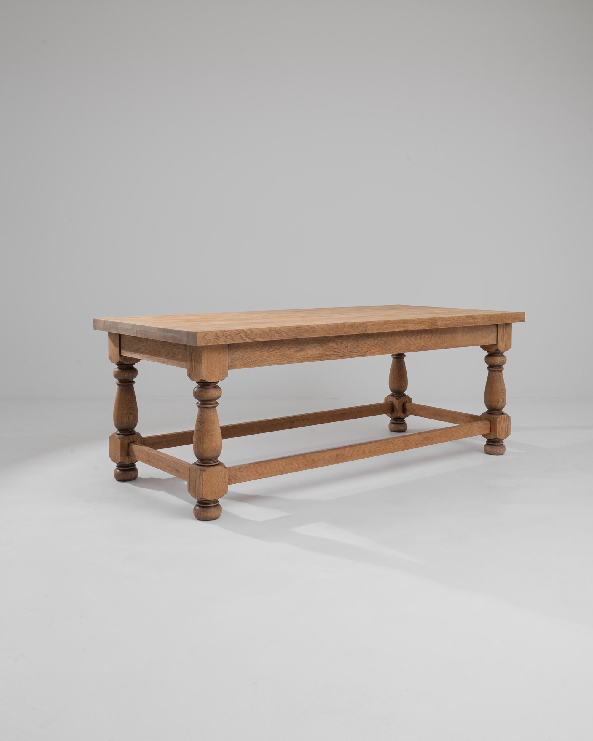Table de salle à manger en bois belge du 20e siècle en vente 2