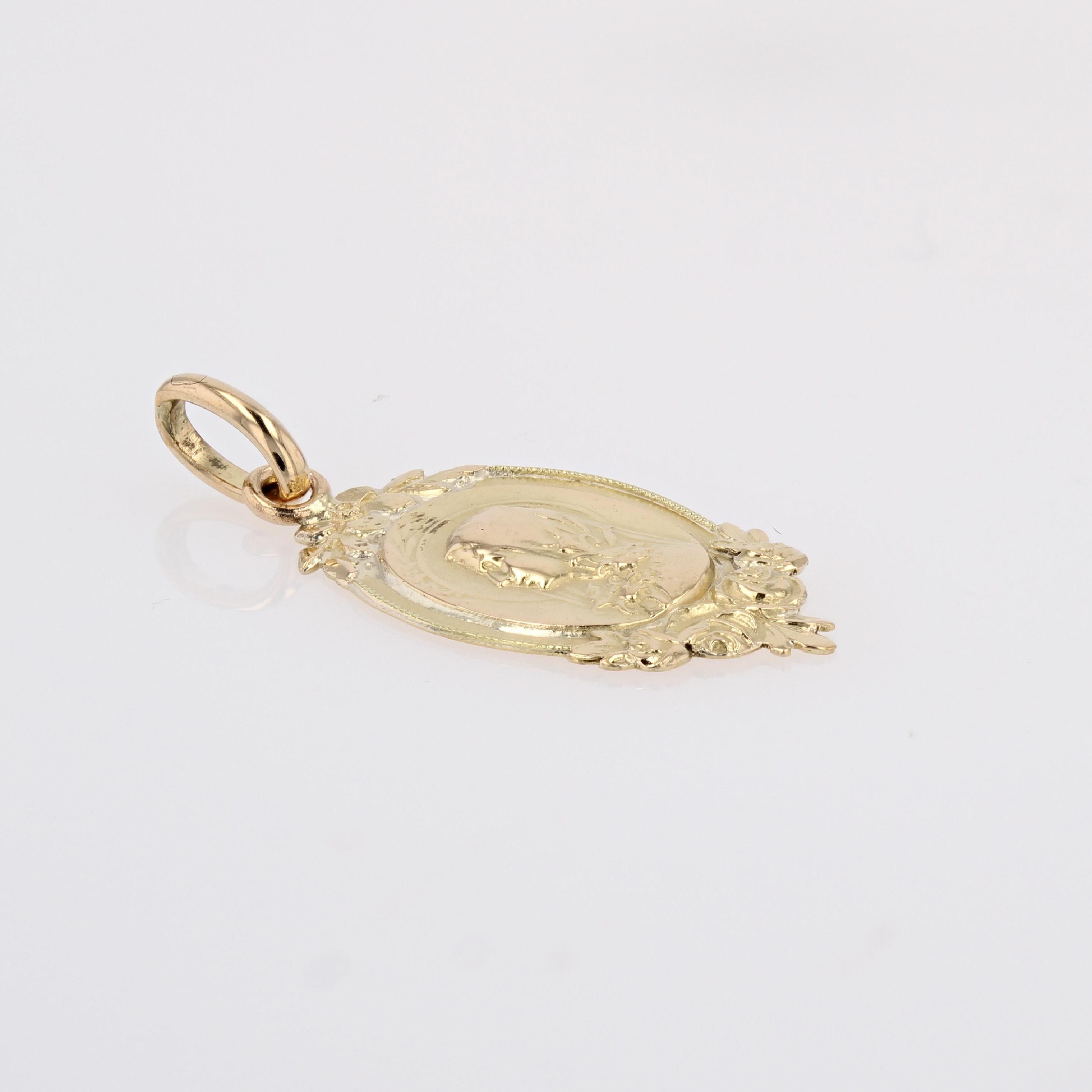 Colgante Medalla Santa Teresa en Oro Amarillo de 18 Kilates Belle Epoque del Siglo XX Belle Époque en venta