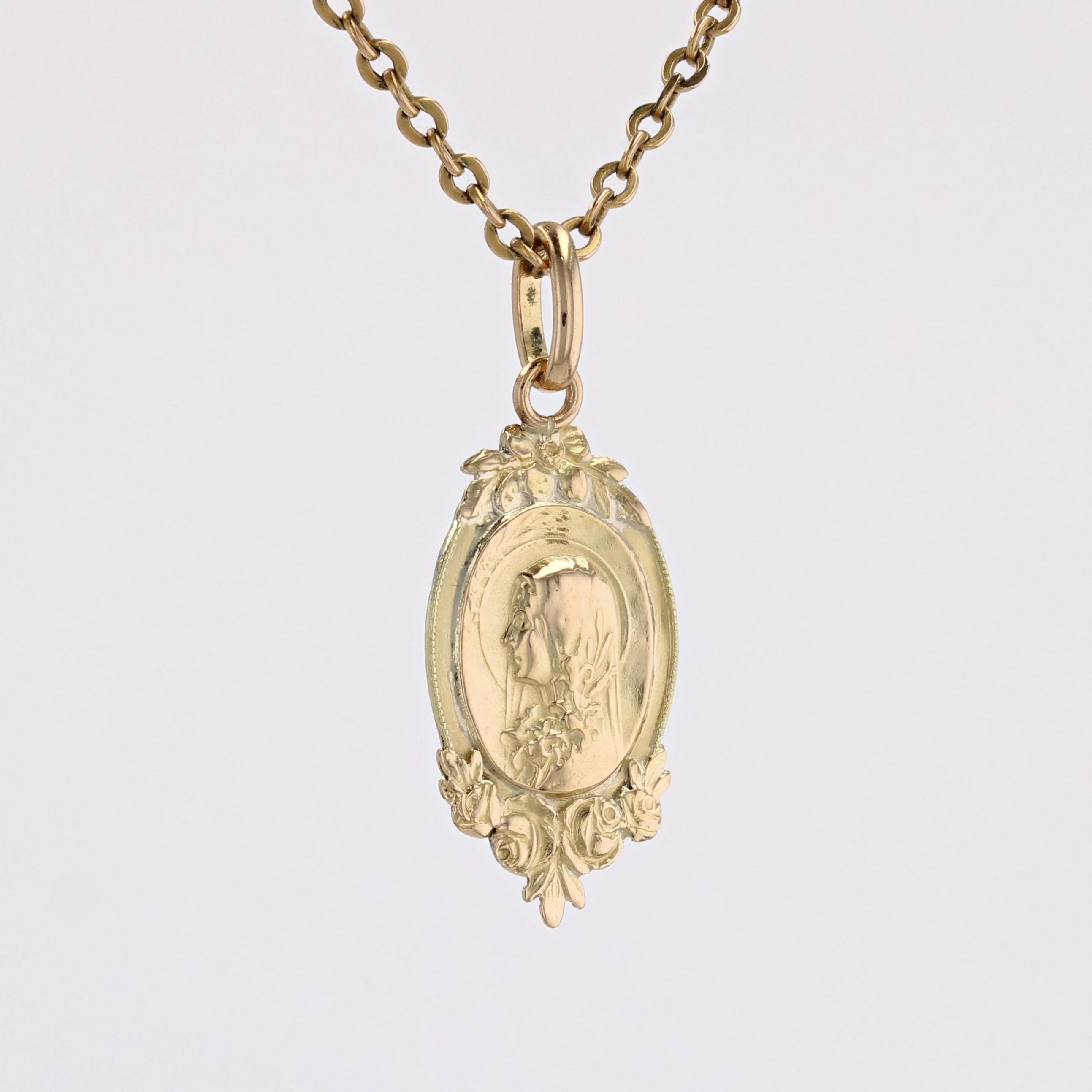Femenino o masculino Colgante Medalla Santa Teresa en Oro Amarillo de 18 Kilates Belle Epoque del Siglo XX en venta