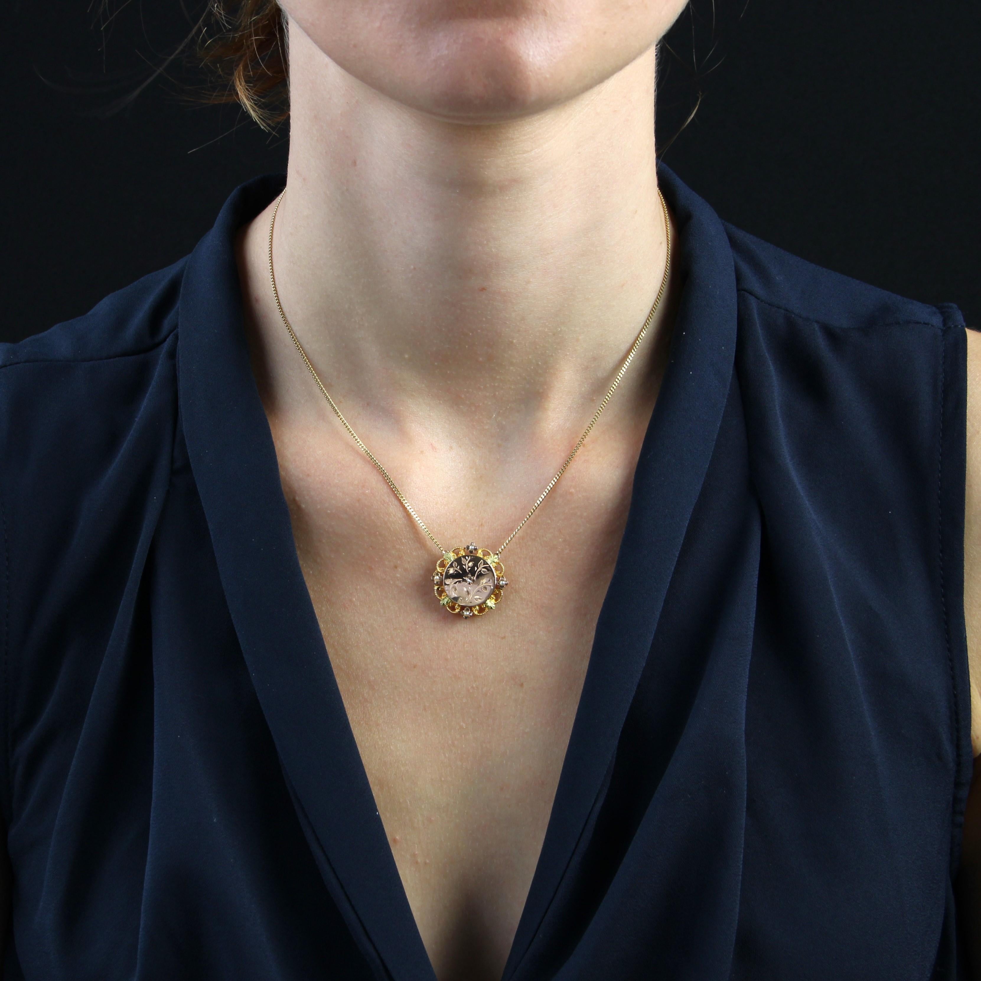 Halskette aus 18 Karat Gelb-, Rosé- und Grüngold.
Diese bezaubernde antike Halskette besteht aus einer feinen Gourmetkette, die mit einem Federring geschlossen wird und auf der Vorderseite ein dreifarbiges, durchbrochenes, rundes Goldmotiv trägt. Er