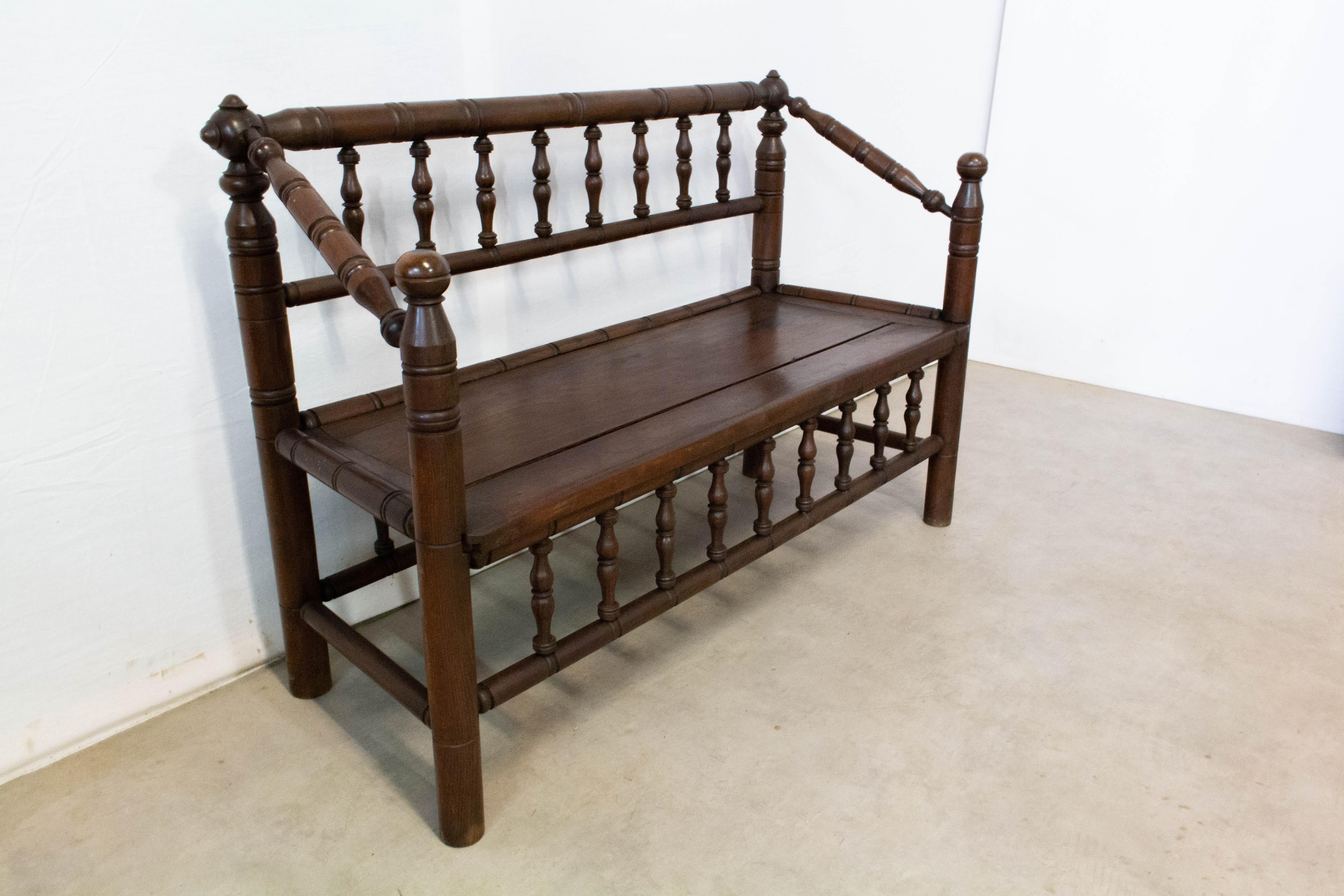 French provincial hall baluster bench, late 18th century
In the turner's chairs style, 
Open arms with inset turnings, carved beech
Attractive settle would look great in any room
In good antique condition with minor signs of use for its
