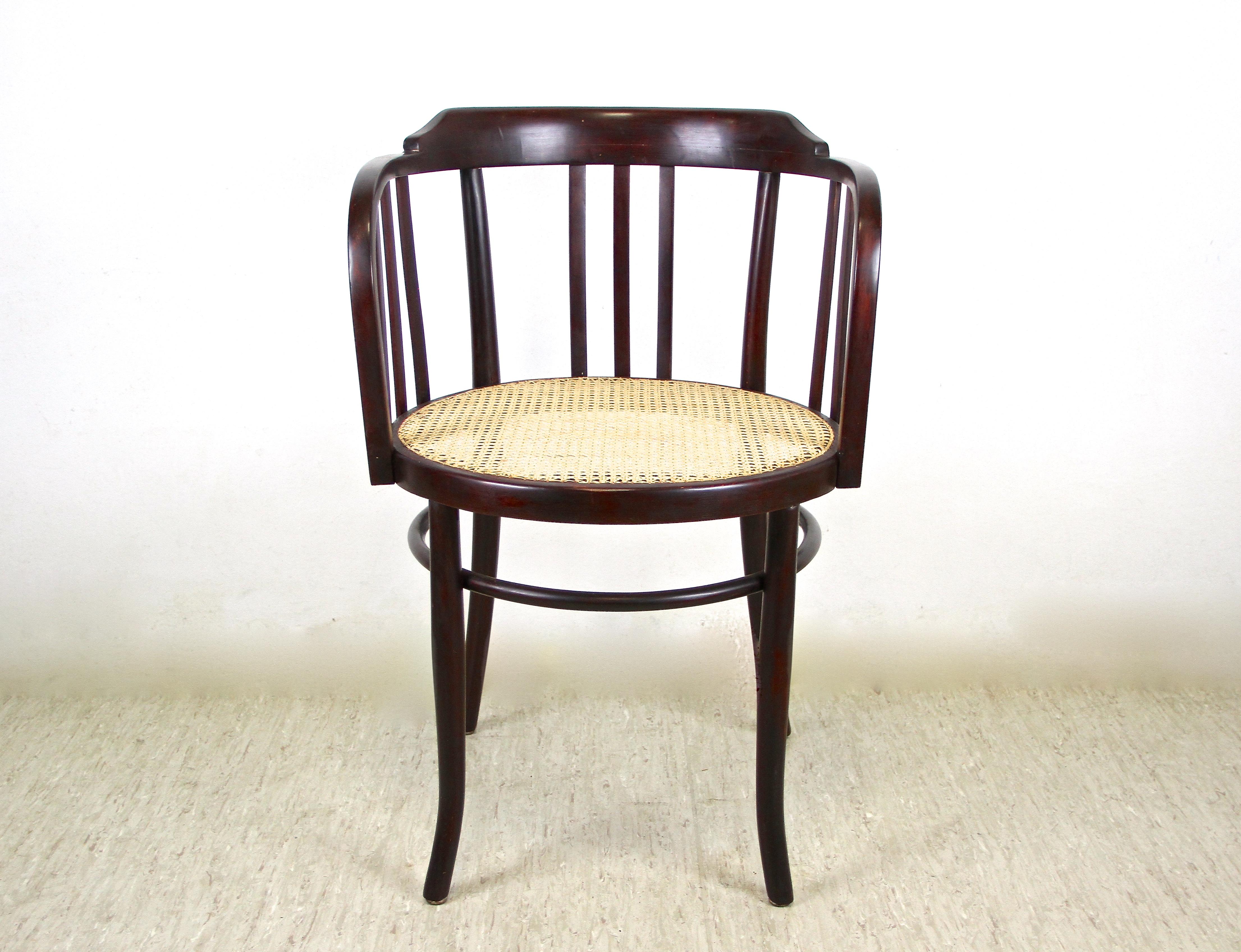 Beau fauteuil en bois courbé avec la maille viennoise, fabriqué avec art par la célèbre société Mundus vers 1906. Un chef-d'œuvre de design intemporel de la période Art nouveau en Autriche. Ce fauteuil de forme fantastique a été fabriqué en bois