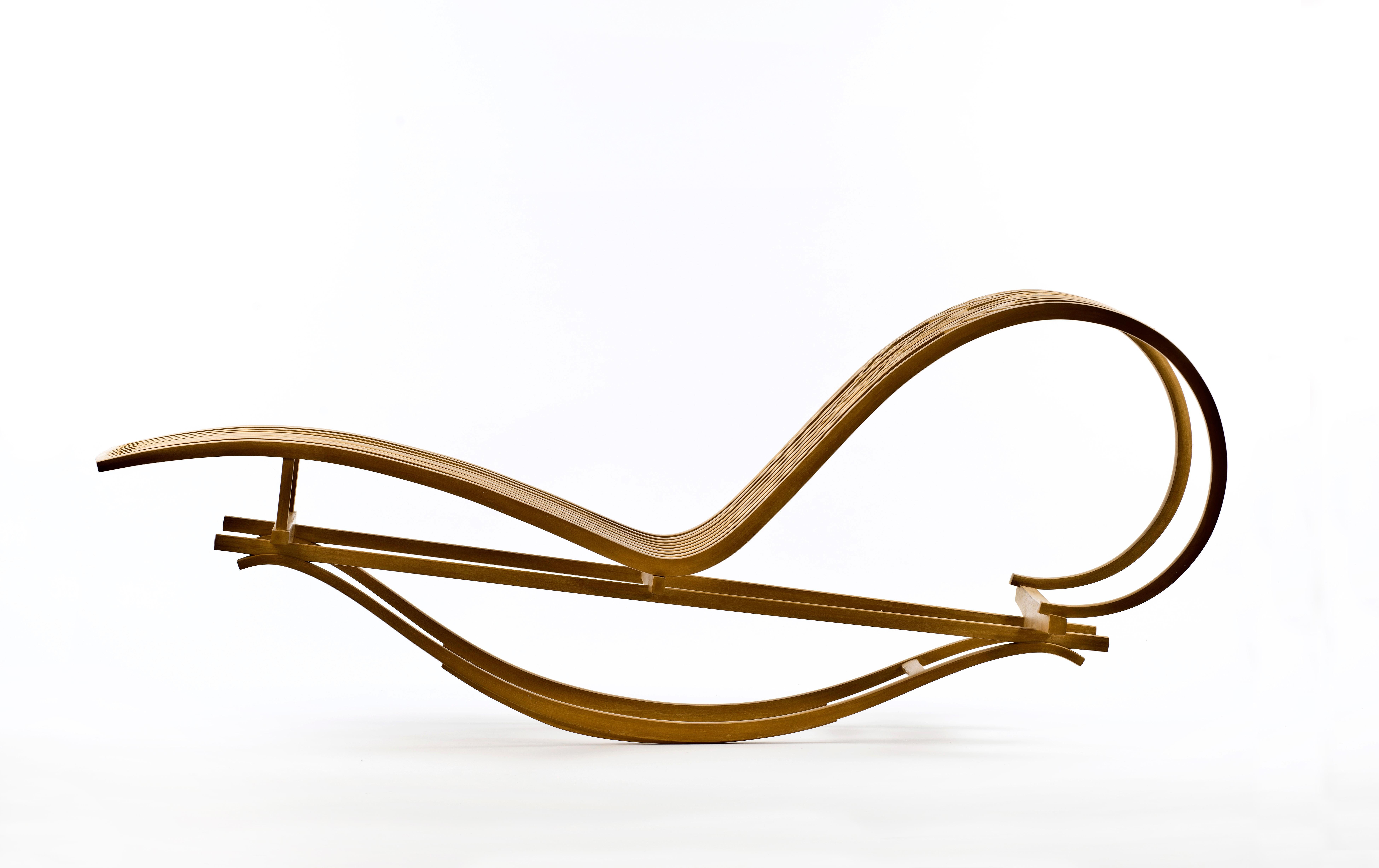 Michael Hurwitz
Chaise longue à bascule en bois courbé, 1990
Acajou
34.25 x 83 x 24 in

Michael Hurwitz fabrique des meubles d'atelier depuis qu'il a obtenu un BFA du programme d'artisanat de l'université de Boston en 1979. Il a dirigé le