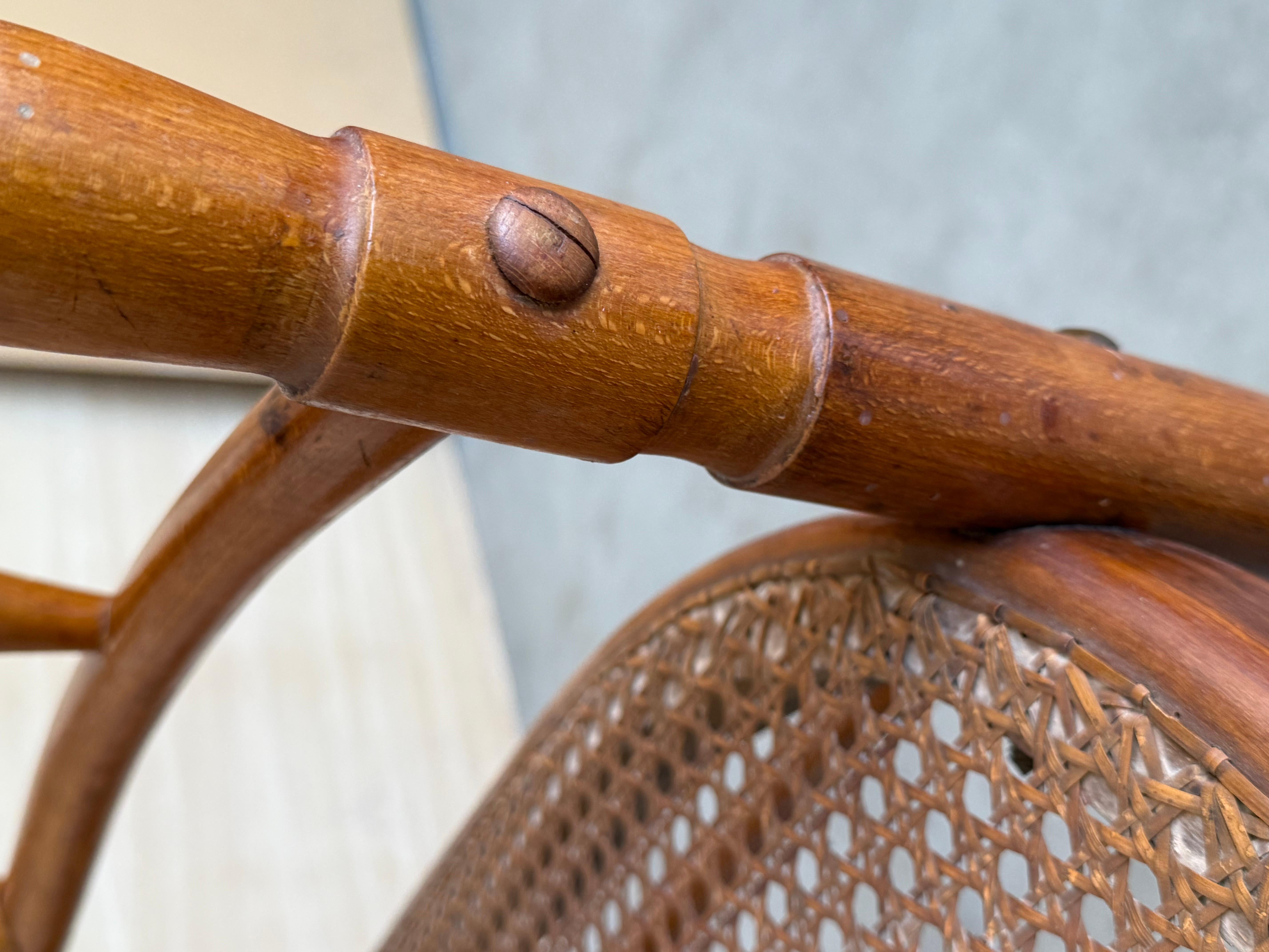 Canapé en bois du 20e siècle de style The Thonet, vers 1925, assise cannée en vente 3
