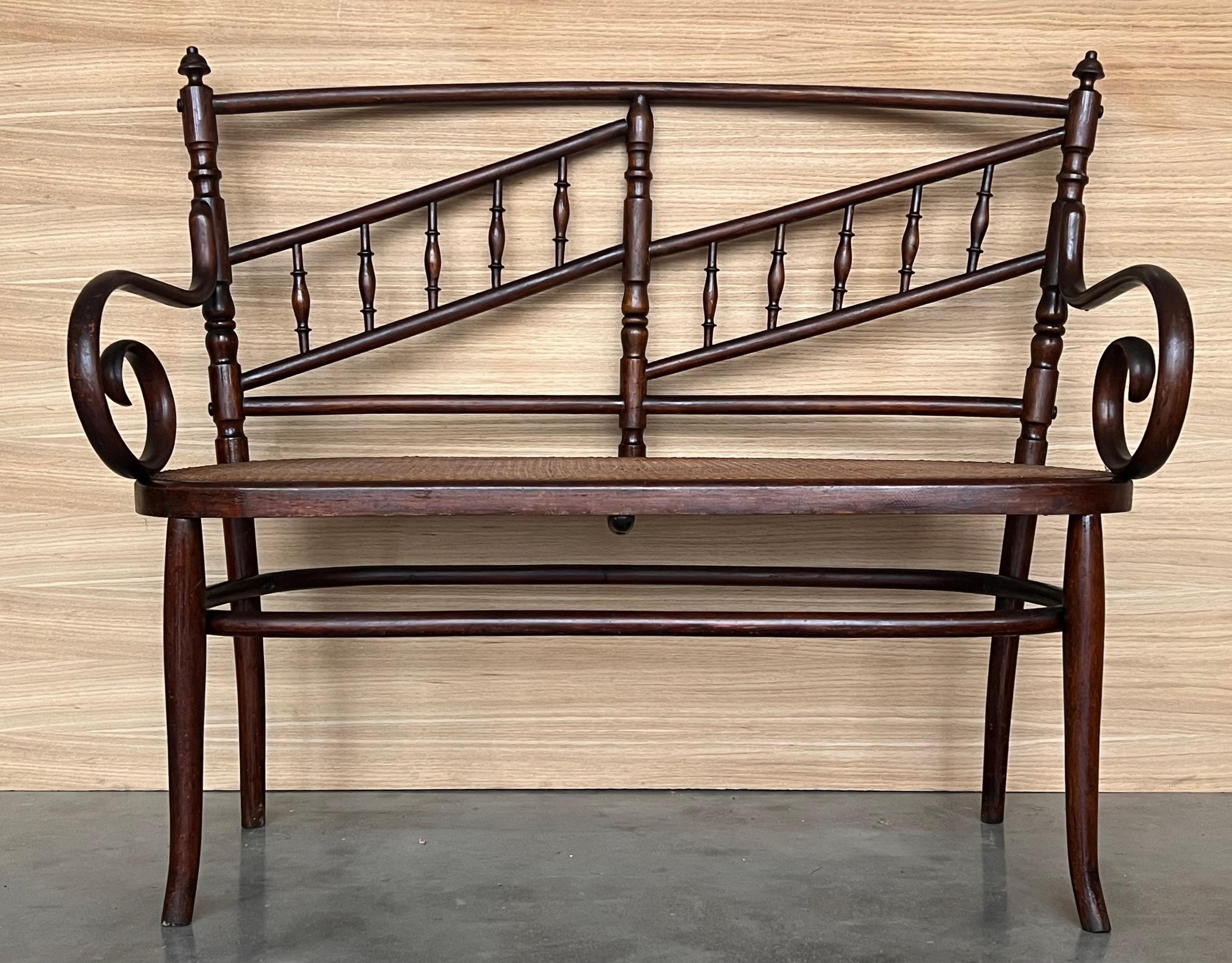 Coloniale spagnolo Divano in legno curvato del XX secolo in stile Thonet, circa 1925, con sedile in canne in vendita