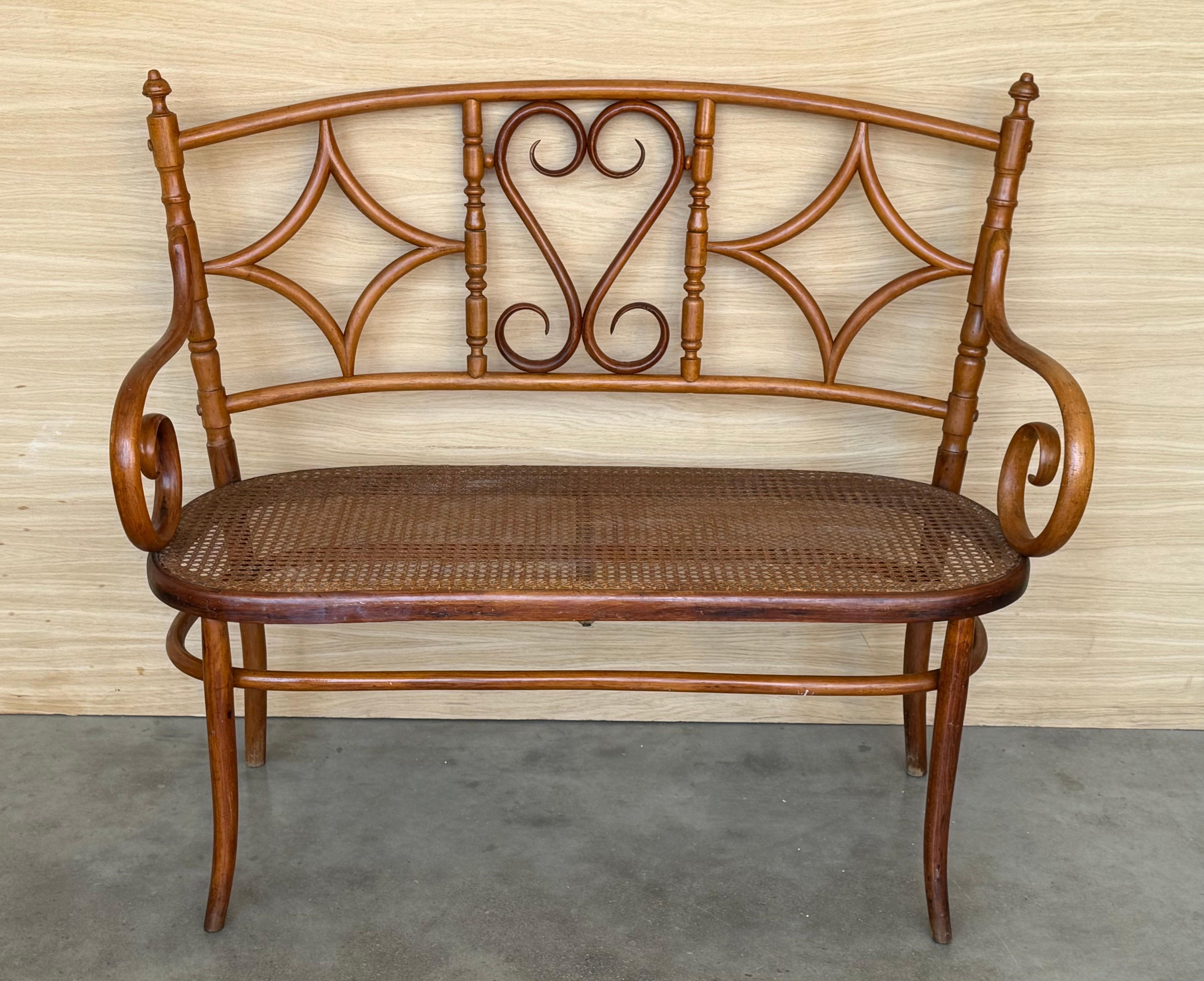 Colonial espagnol Canapé en bois du 20e siècle de style The Thonet, vers 1925, assise cannée en vente