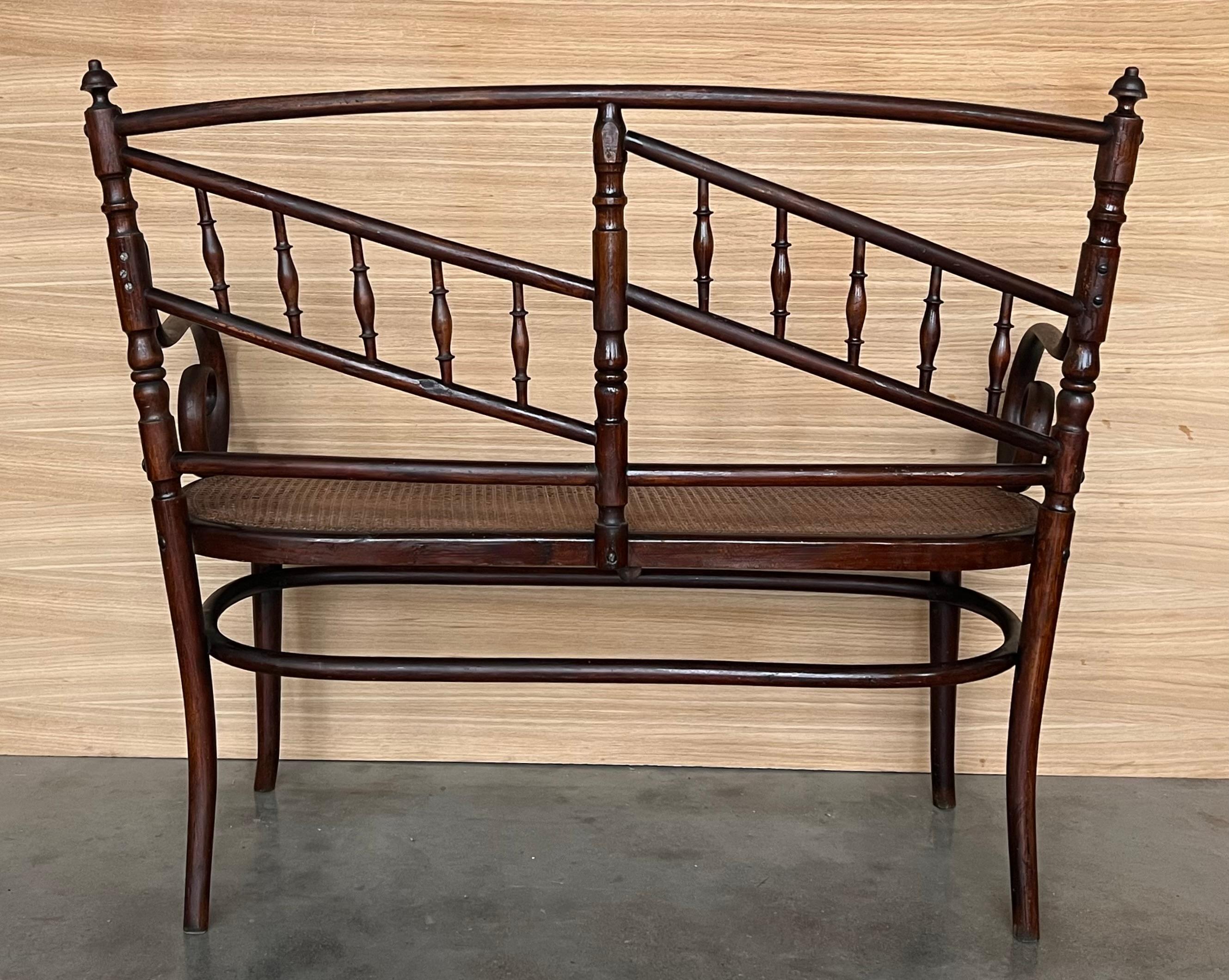 Spagnolo Divano in legno curvato del XX secolo in stile Thonet, circa 1925, con sedile in canne in vendita