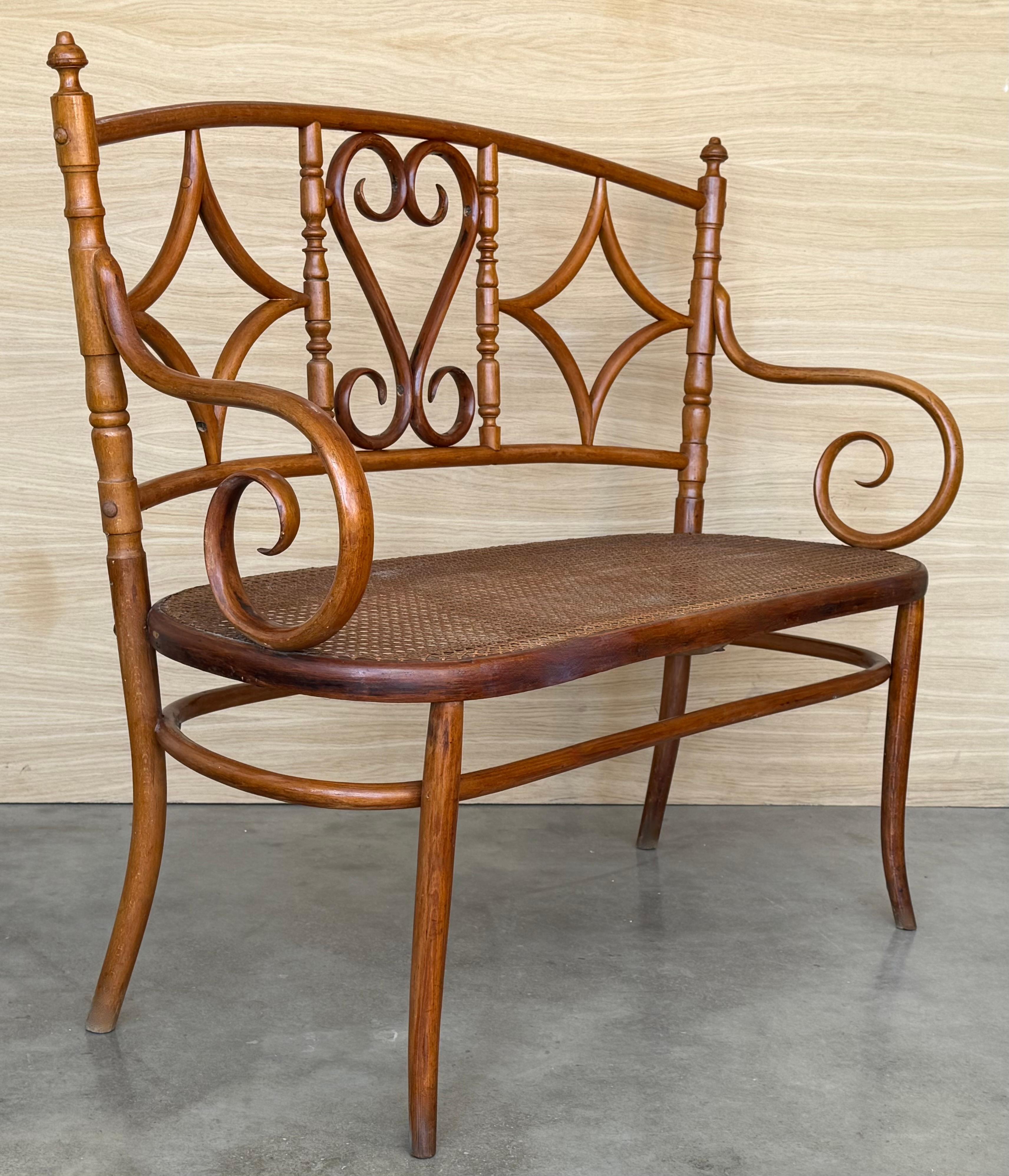Espagnol Canapé en bois du 20e siècle de style The Thonet, vers 1925, assise cannée en vente