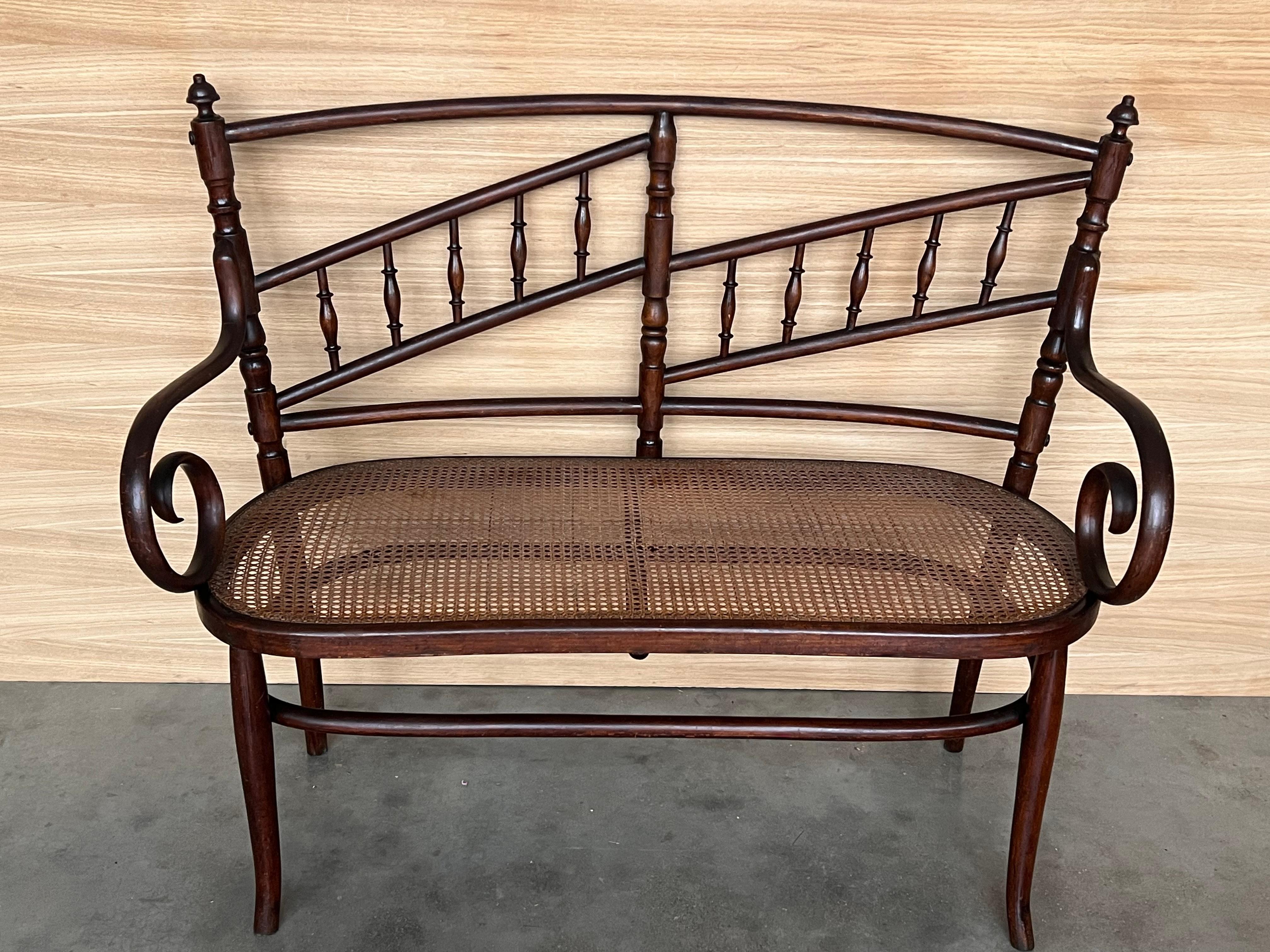 Divano in legno curvato del XX secolo in stile Thonet, circa 1925, con sedile in canne In condizioni buone in vendita a Miami, FL