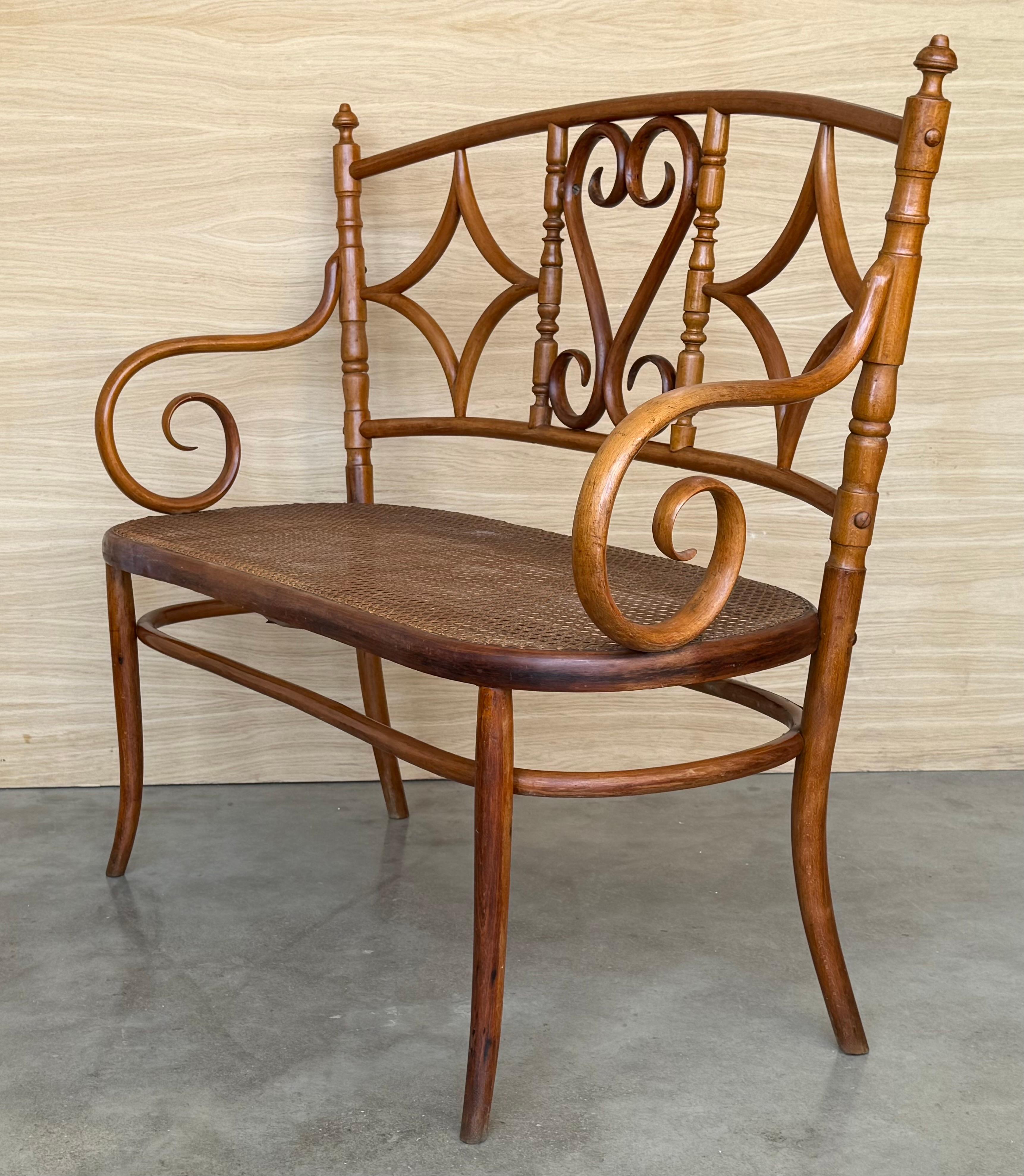Canapé en bois du 20e siècle de style The Thonet, vers 1925, assise cannée Bon état - En vente à Miami, FL