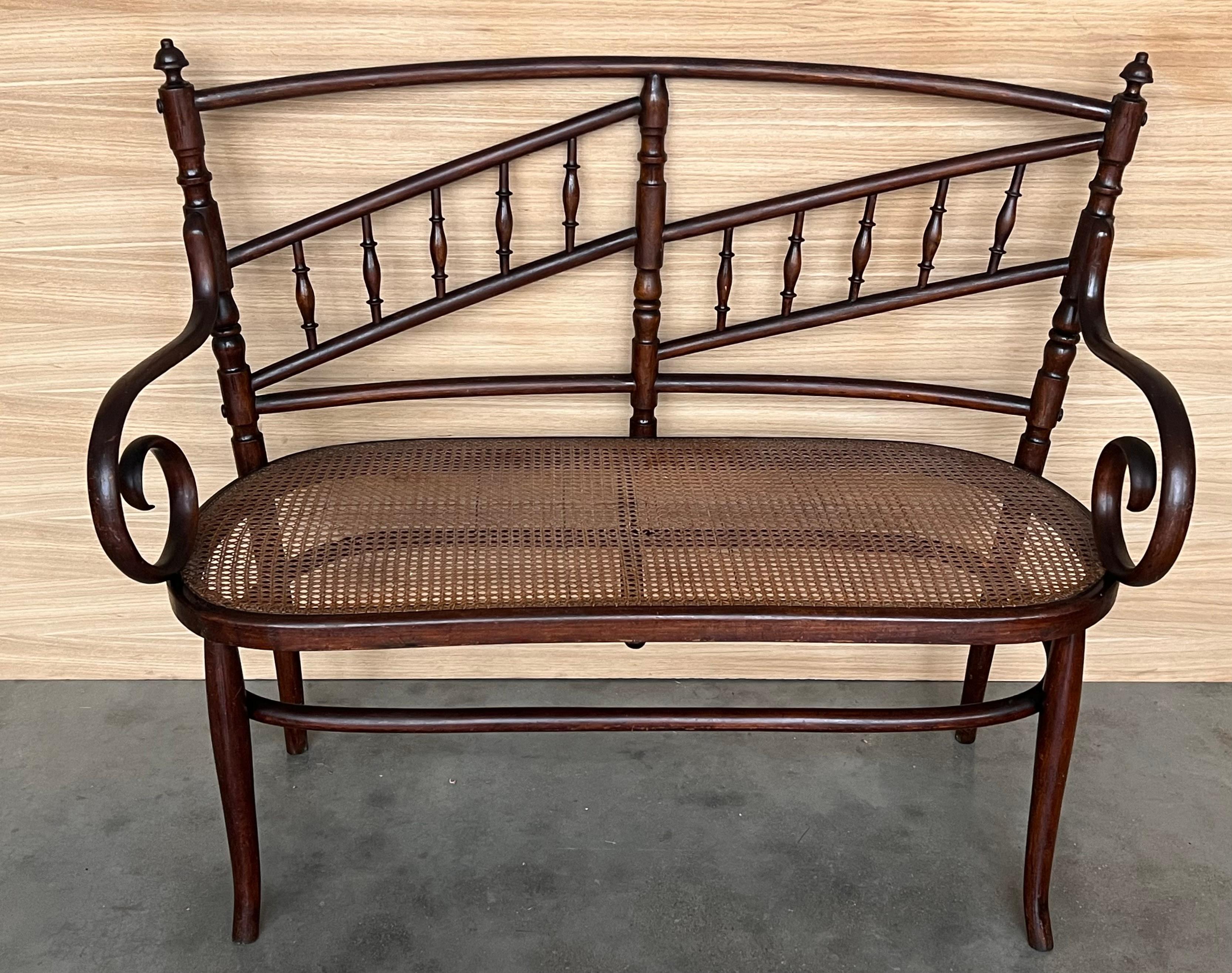 Inizio XX secolo Divano in legno curvato del XX secolo in stile Thonet, circa 1925, con sedile in canne in vendita