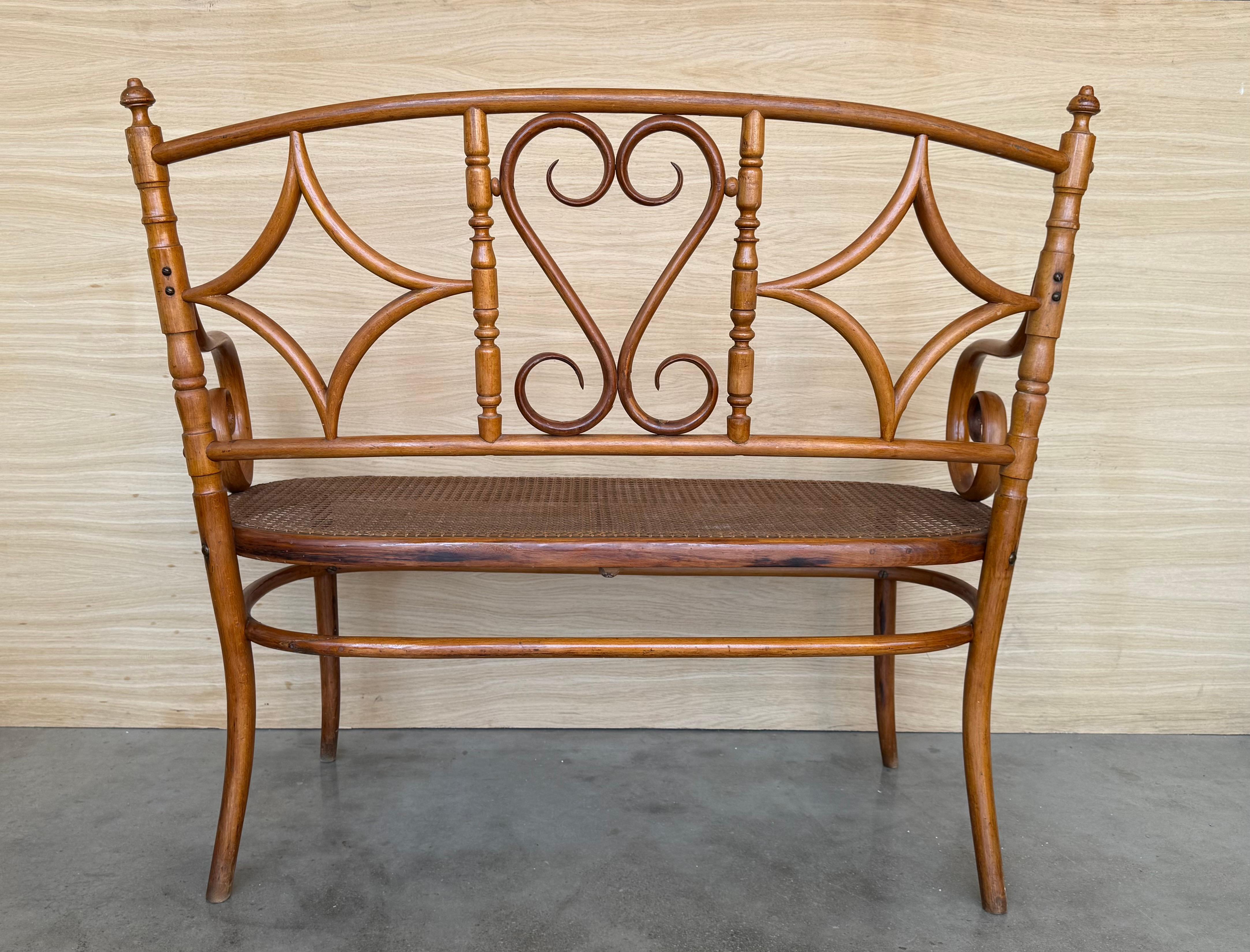 Canne Canapé en bois du 20e siècle de style The Thonet, vers 1925, assise cannée en vente