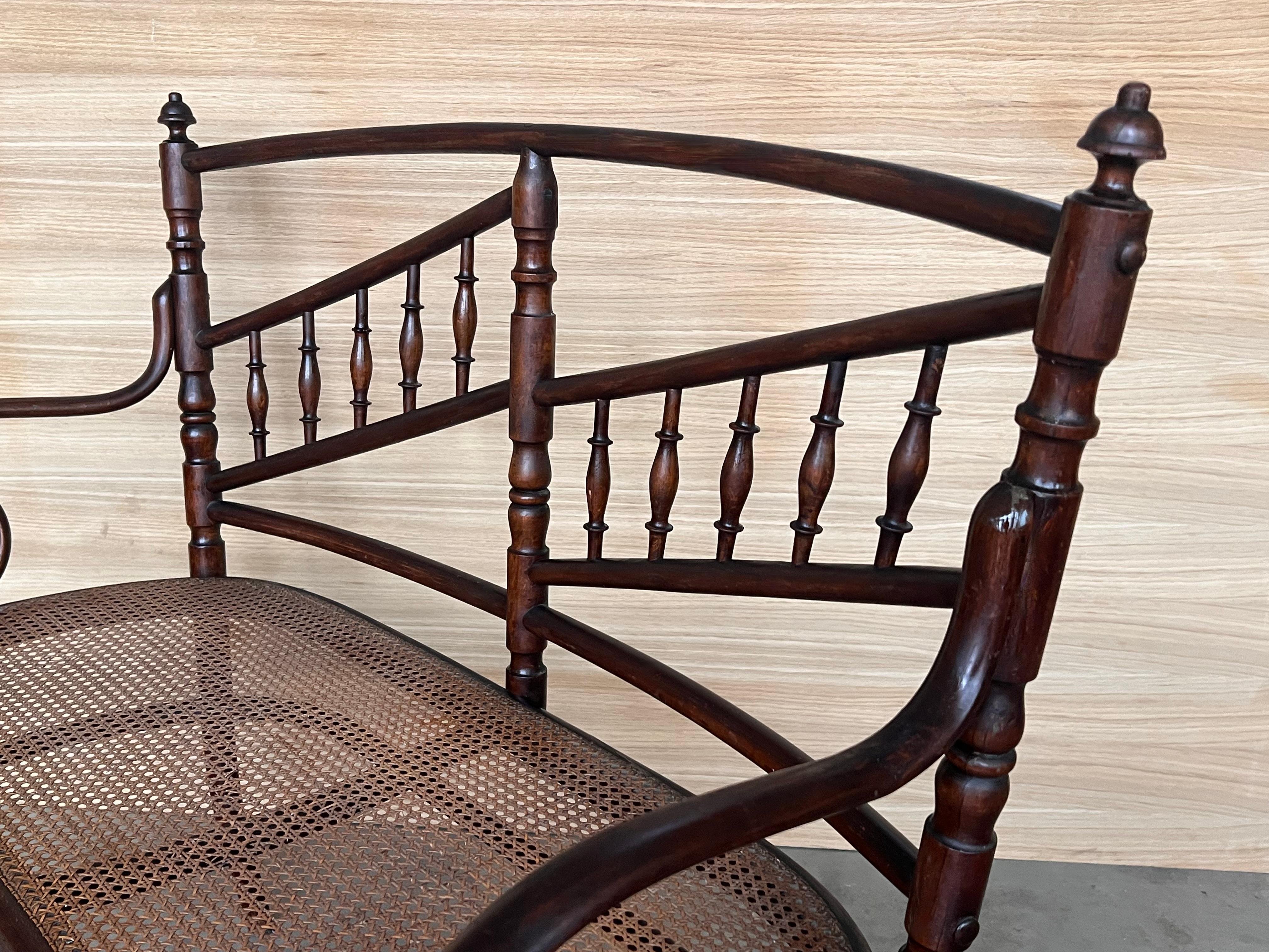 Divano in legno curvato del XX secolo in stile Thonet, circa 1925, con sedile in canne in vendita 2