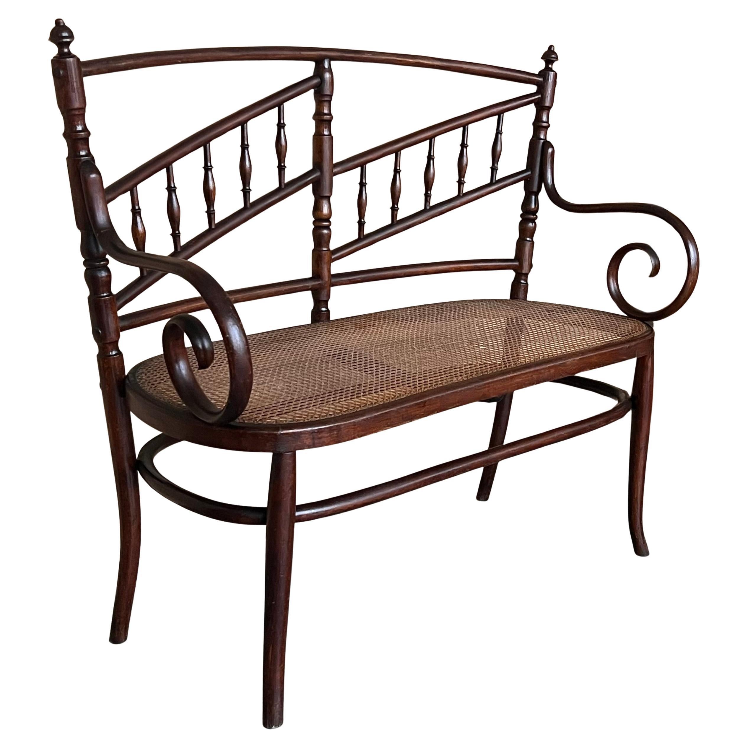 Canapé en bois du 20e siècle de style The Thonet, vers 1925, assise cannée