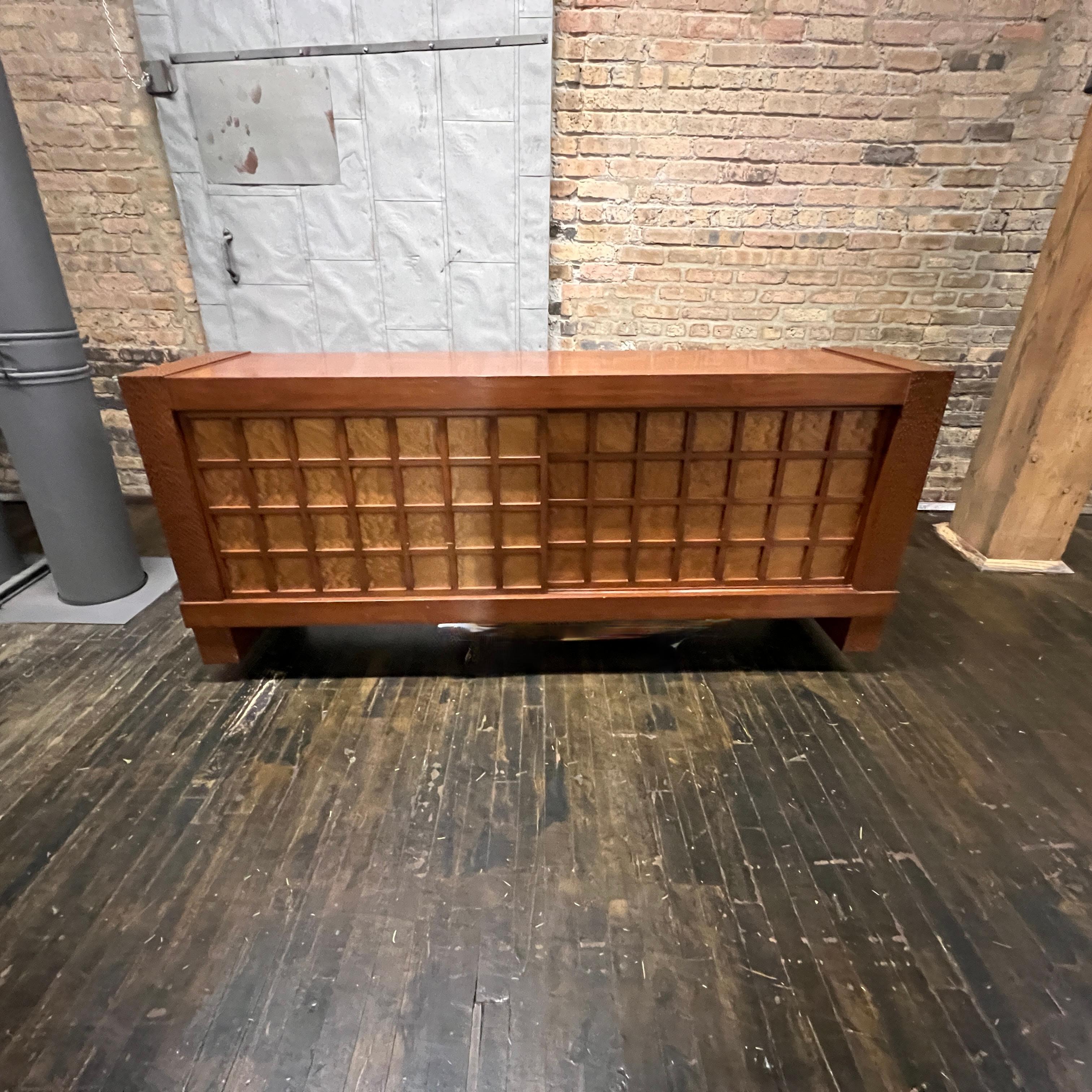 Belle console en noyer de Berman Rosetti (Los Angeles).  La pièce comporte deux portes qui s'ouvrent en coulissant pour révéler le rangement à l'intérieur (une étagère réglable de chaque côté).  L'étui est en noyer.  Les bords extérieurs de la pièce