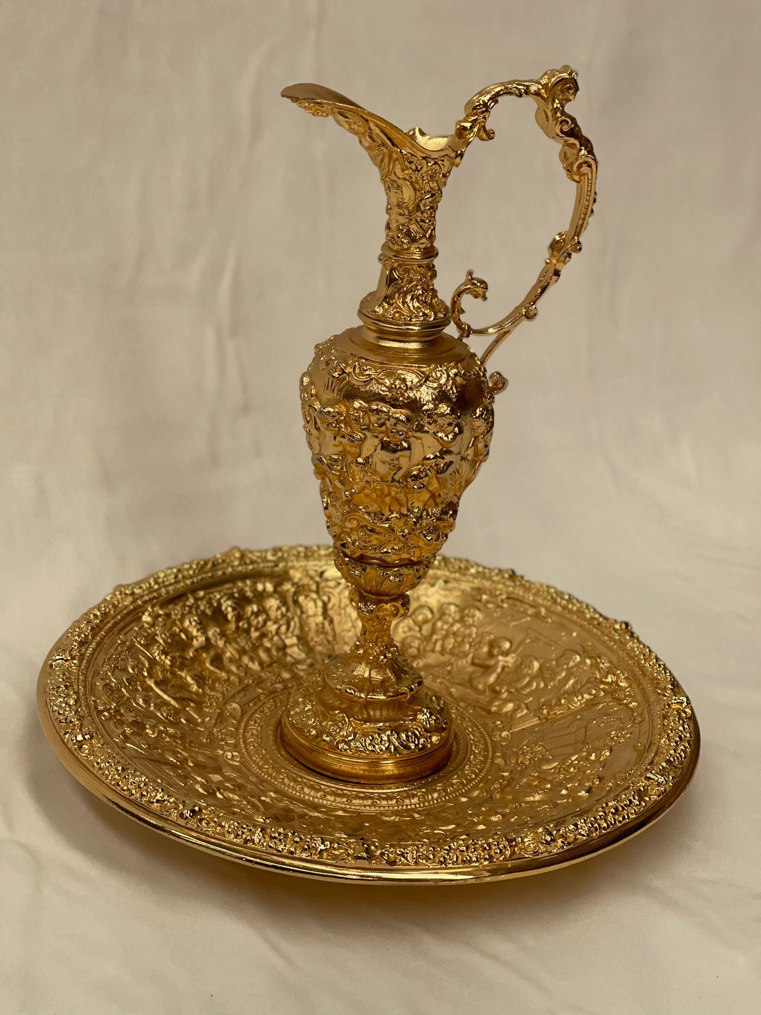 A unique piece created by bronze, ideal for giving a touch of class to your decor. Cup of bernini is a piace created suitably to who is seeking a iteam that meets elegance and hobby. It has been made manually which takes hours of labor and smartest